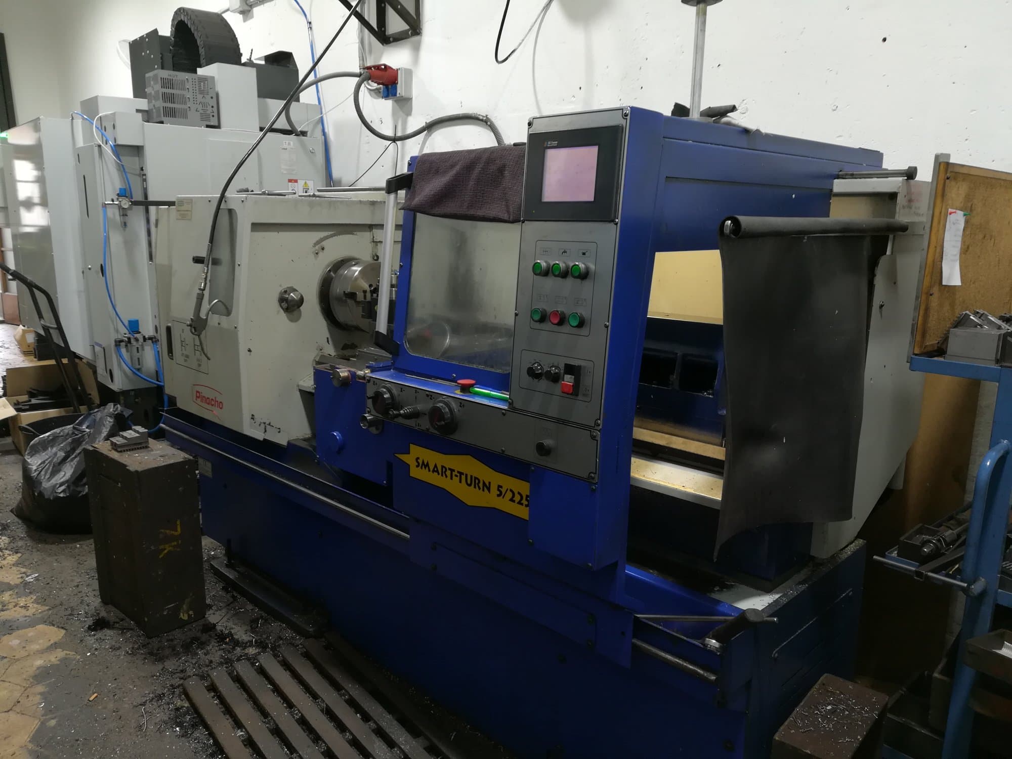 Vista Frontal  da Pinacho Smart-Turn 5/225  máquina