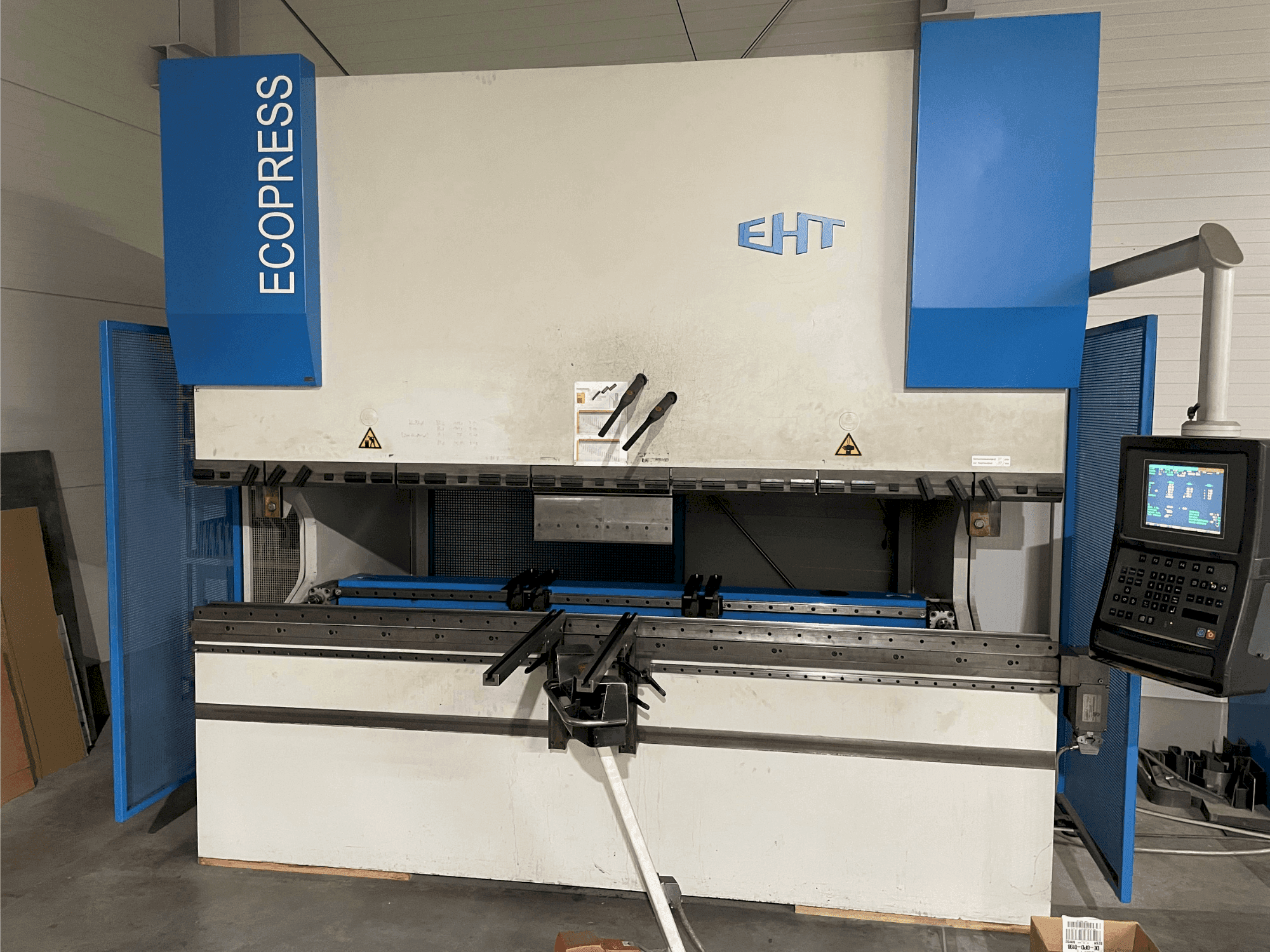 Vista Frontal  da EHT Ecopress 135-30  máquina