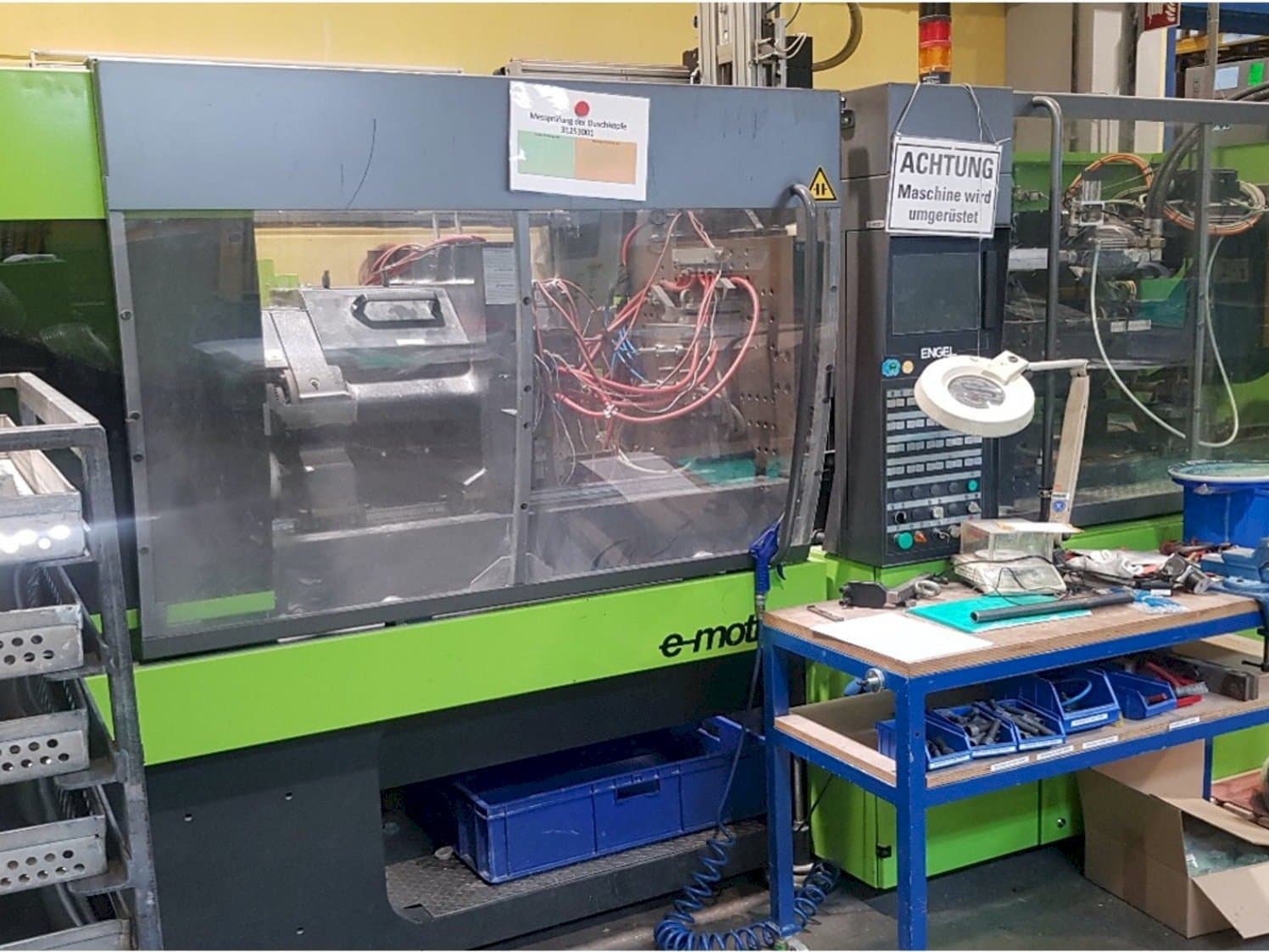 Vista Frontal  da ENGEL e-motion 200/100  máquina