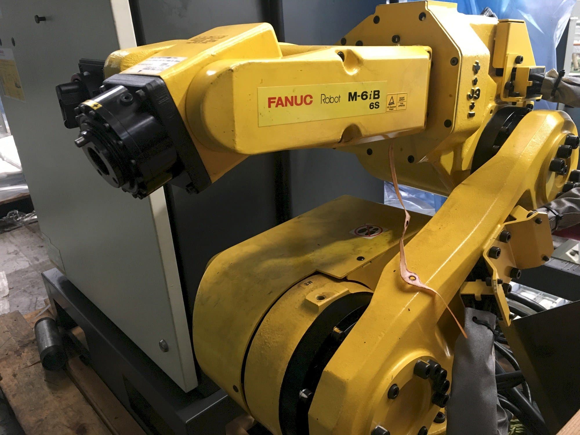 Vista Frontal  da FANUC M-6iB 6S  máquina
