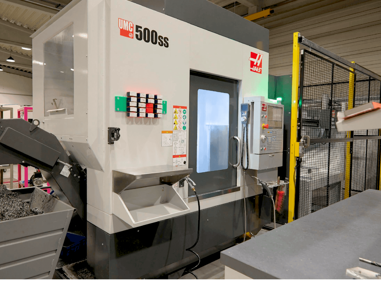 Vista Frontal  da HAAS UMC 500-SS MIT APL  máquina