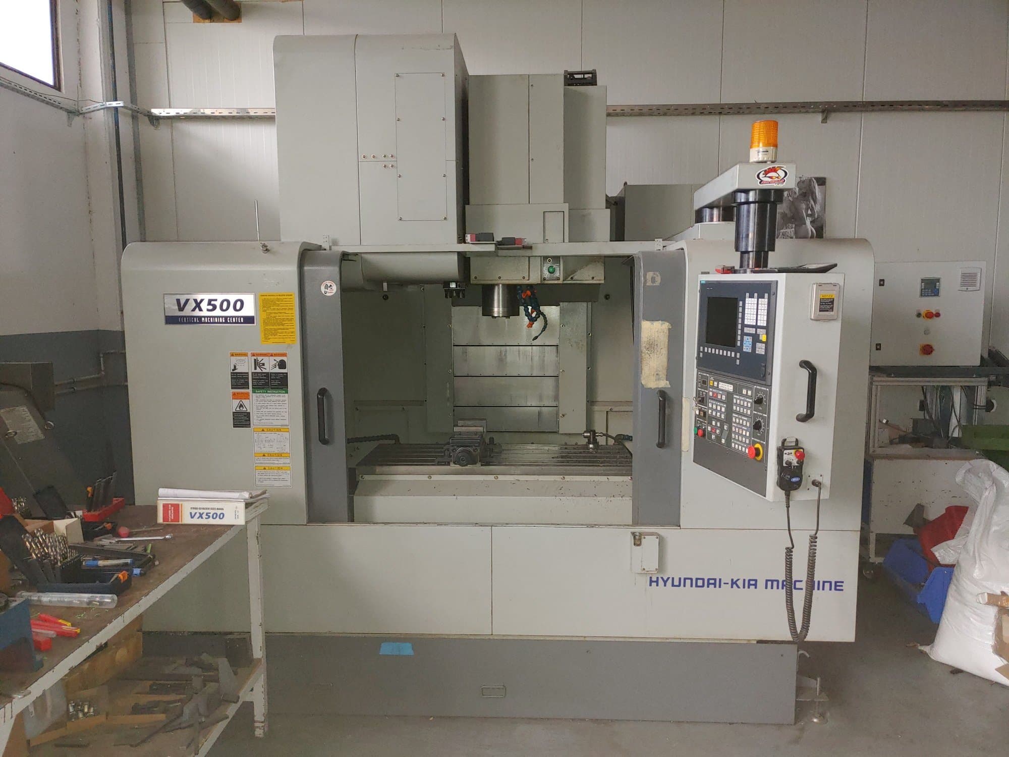 Vista Frontal  da Hyundai Kia VX 500  máquina