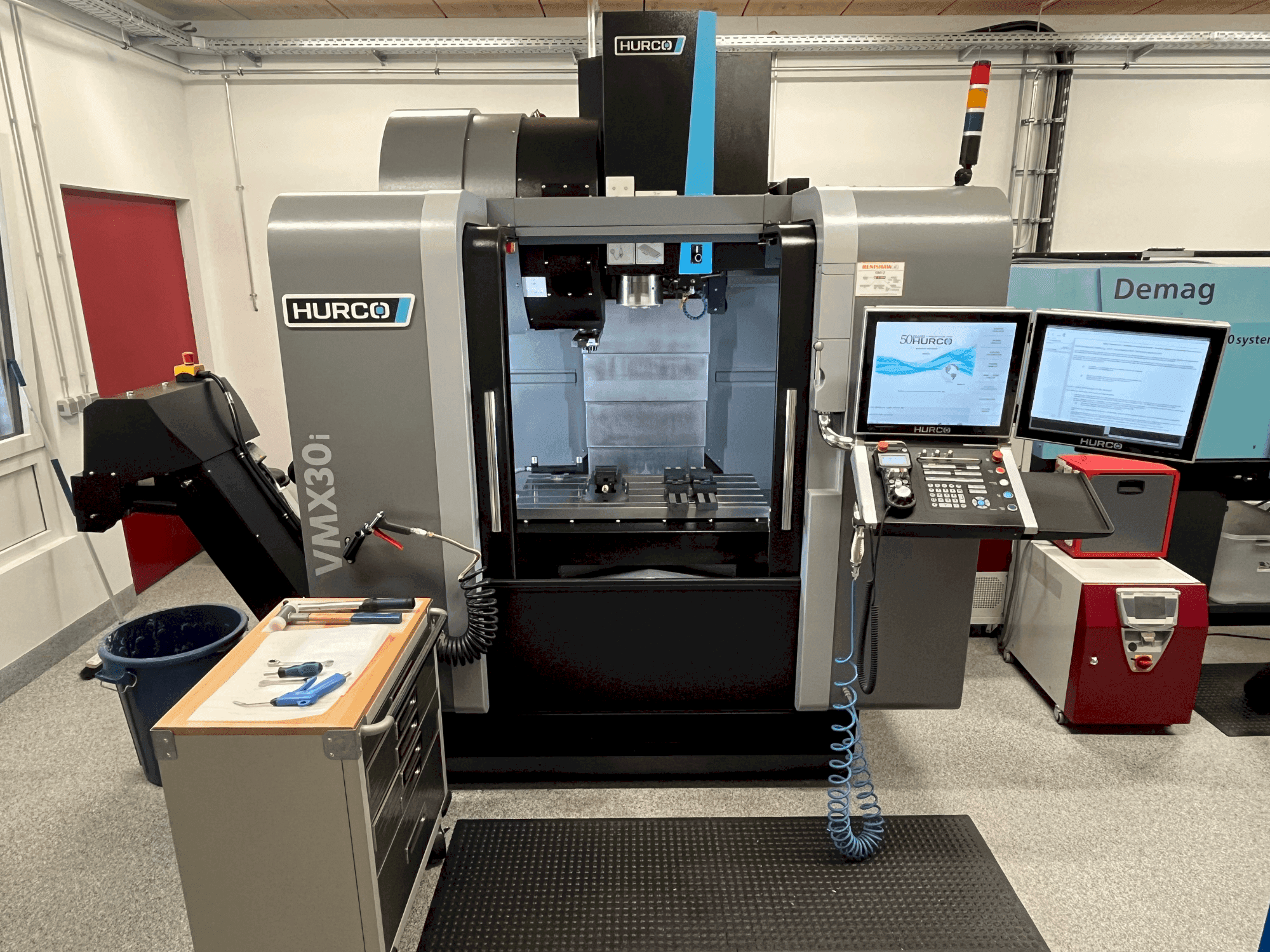 Vista Frontal  da Hurco VMX30i  máquina