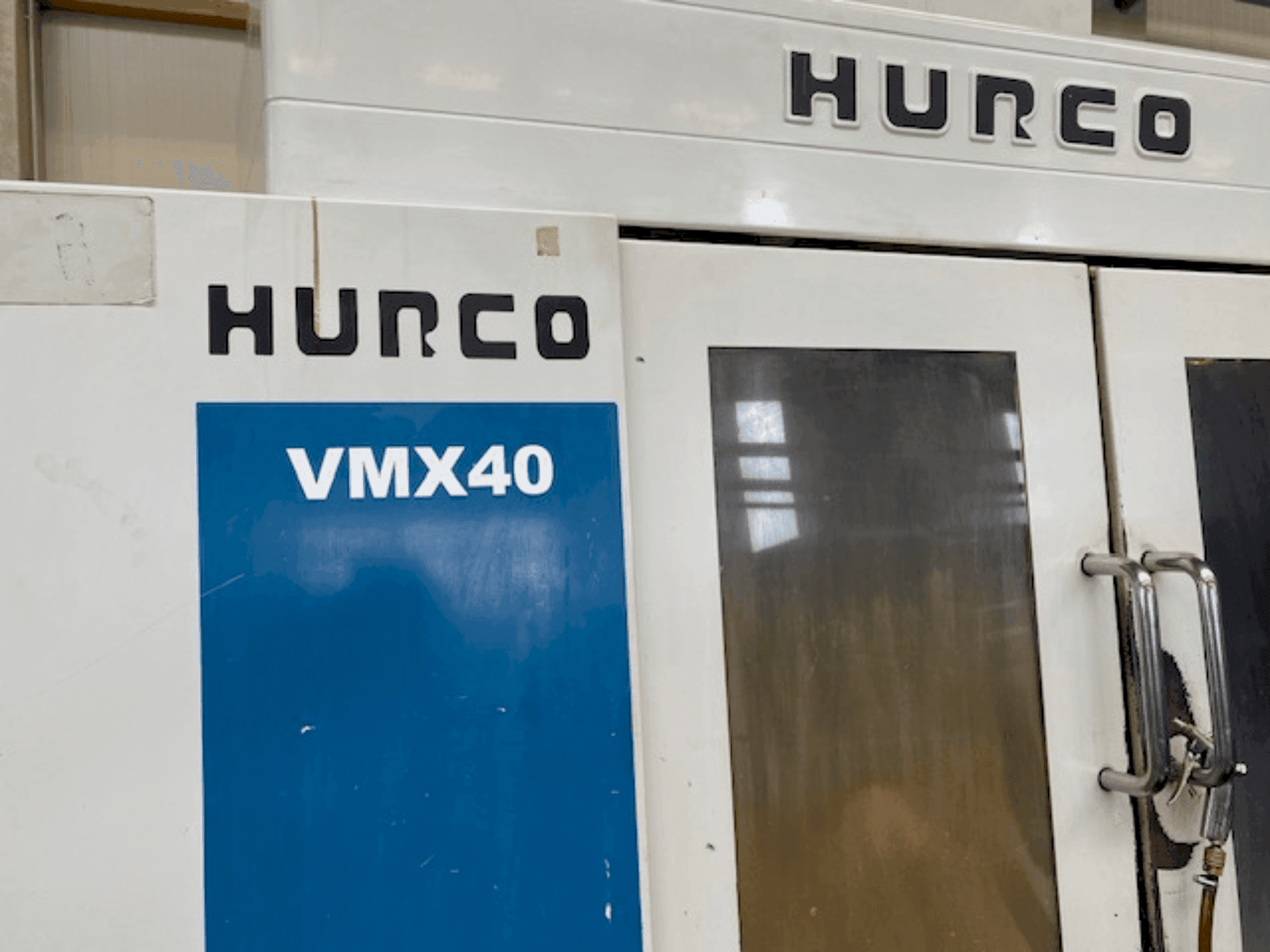 Vista Frontal  da Hurco VMX 40  máquina