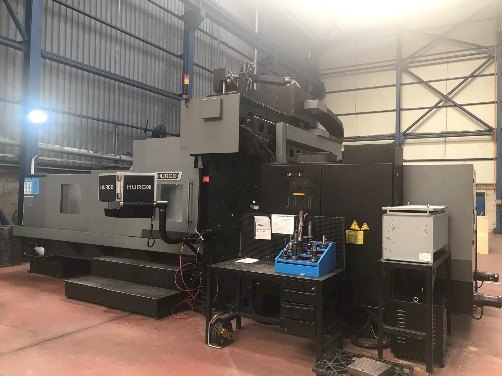 Vista Frontal  da Hurco DCX 32i  máquina