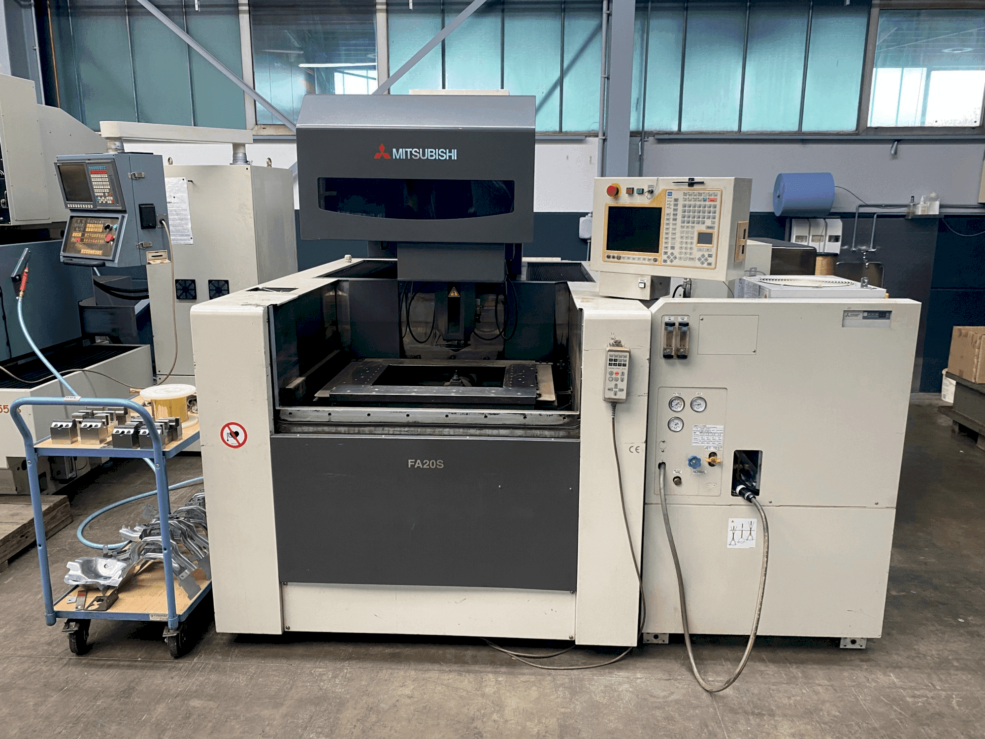 Vista Frontal  da Mitsubishi FA 20 SM  máquina