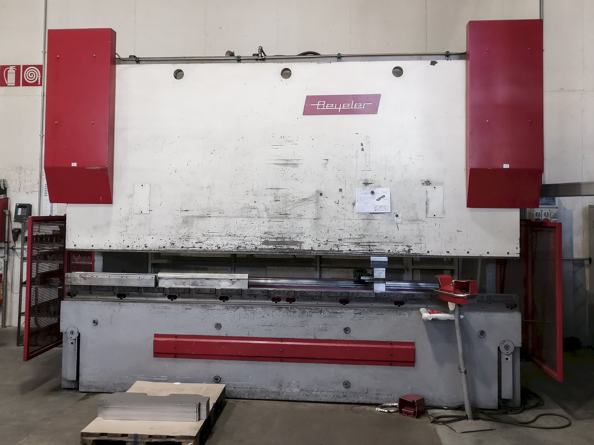 Vista Frontal  da BEYELER PR6  máquina