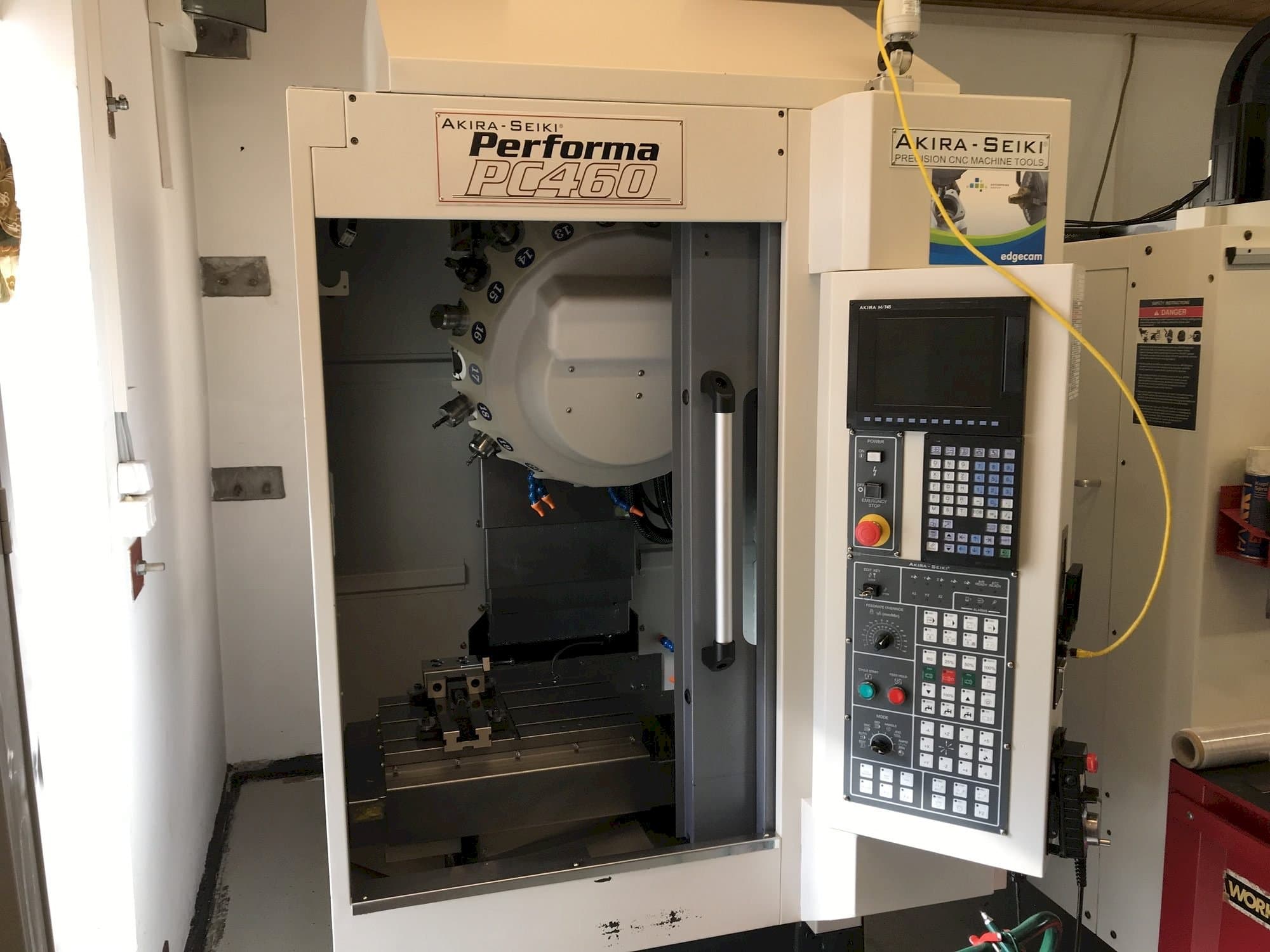 Vista Frontal  da Akira Seiki PC 460  máquina