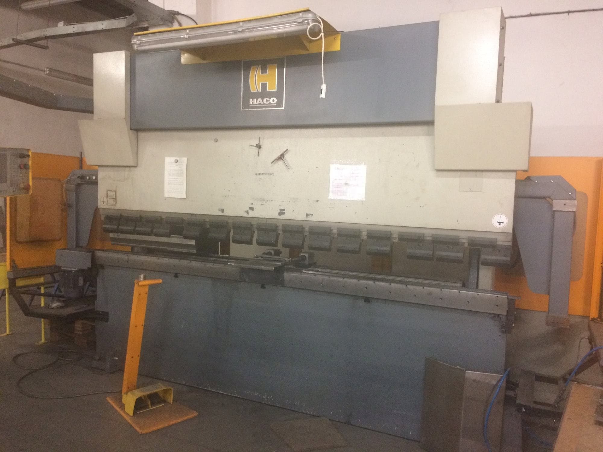 Vista Frontal  da HACO EMR 30150  máquina