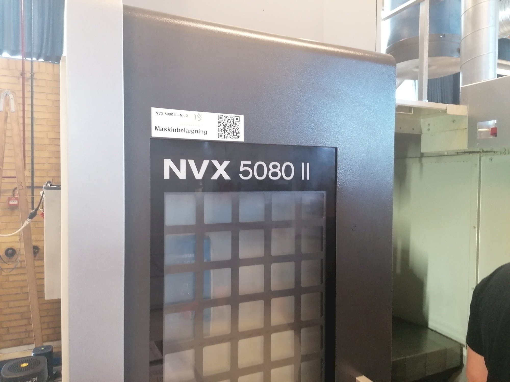 Vista Esquerda  da DMG MORI NVX 5080II  máquina