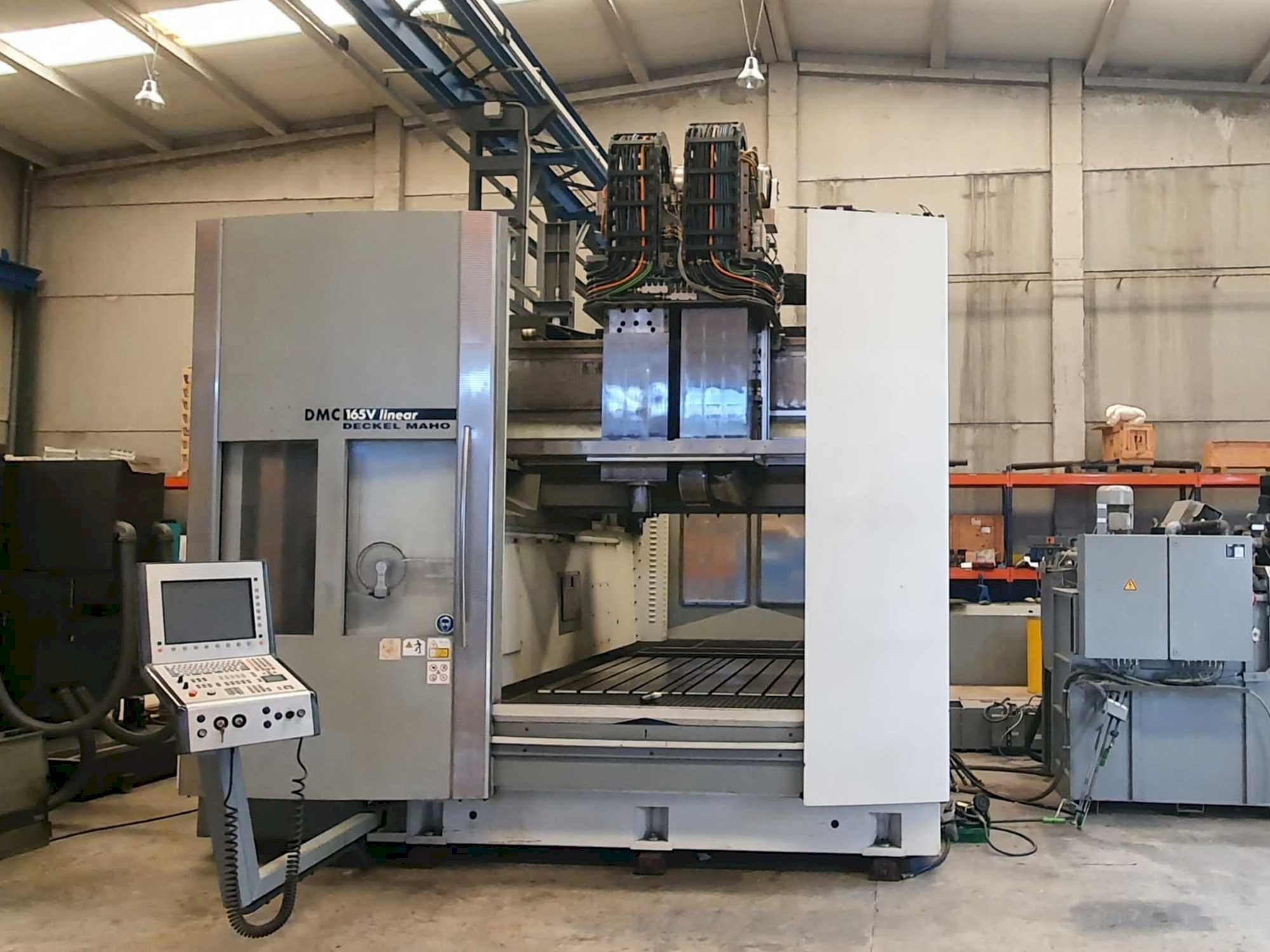 Vista Frontal  da DECKEL MAHO DMC 165V Linear  máquina