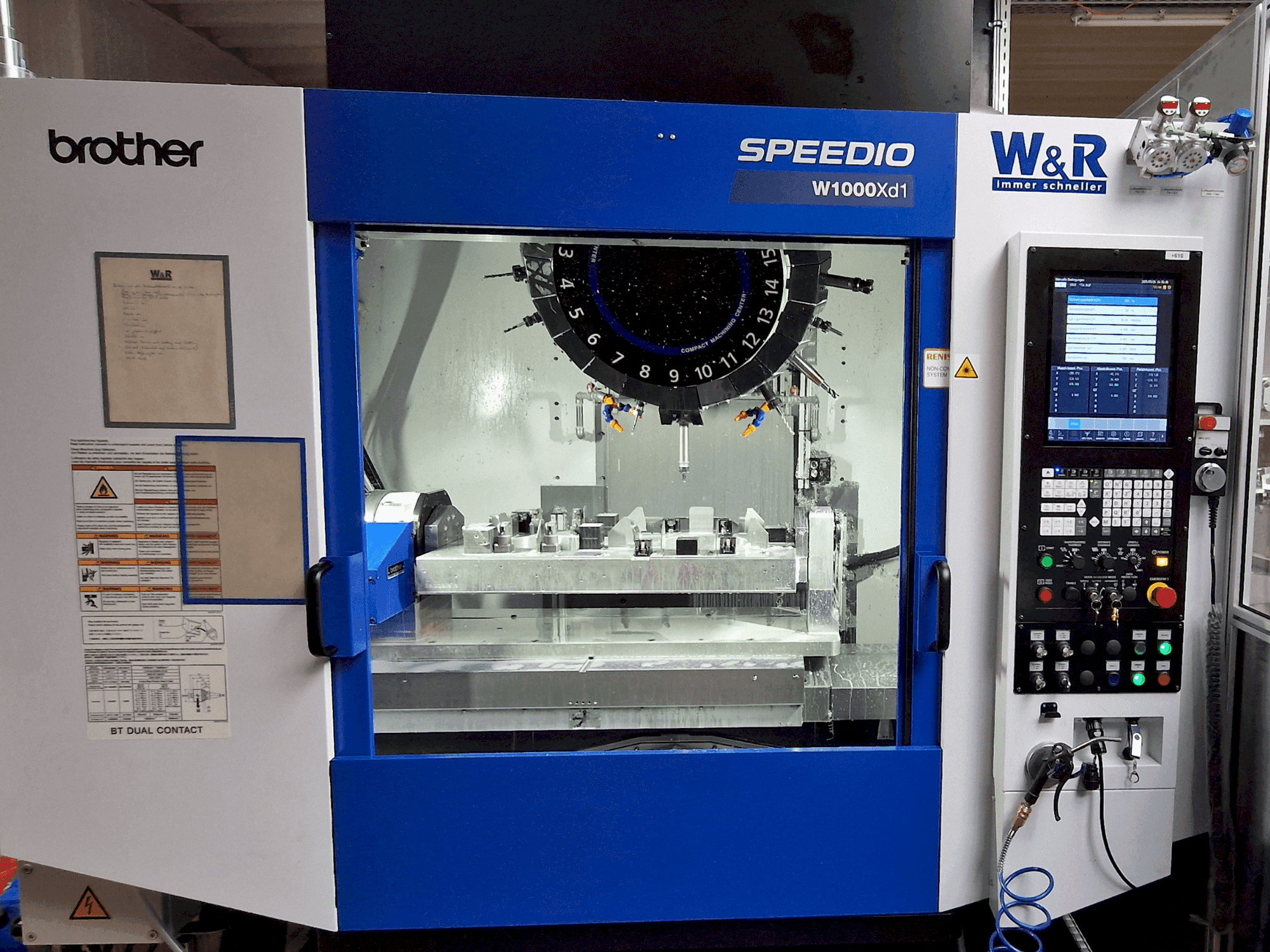 Vista Frontal  da Brother Speedio W1000Xd1  máquina