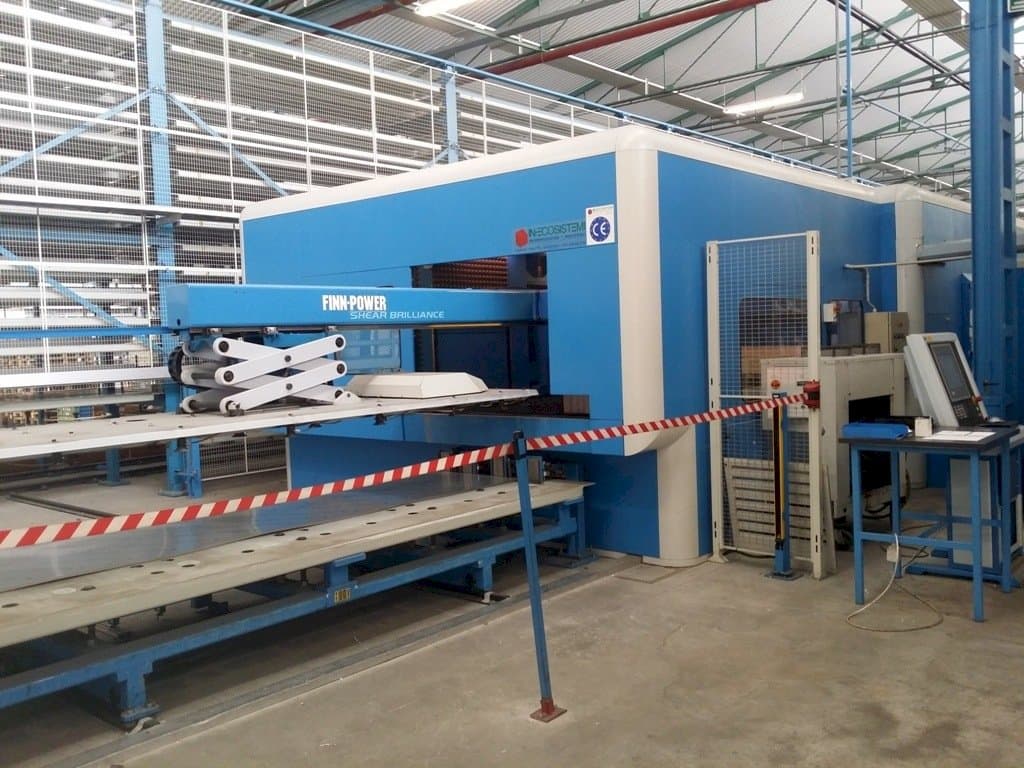 Vista Frontal  da Finn-Power SB8  máquina