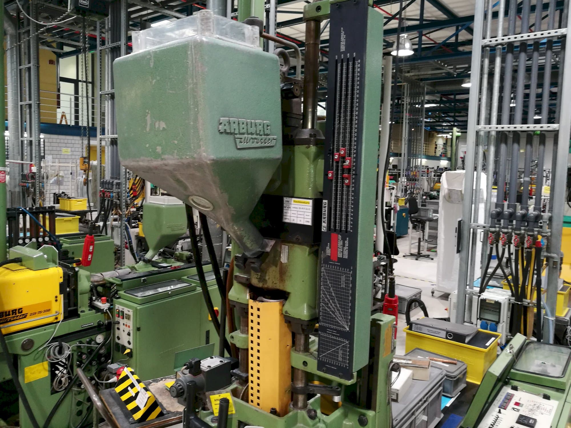 Vista Esquerda  da Arburg Allrounder 221-75-350  máquina