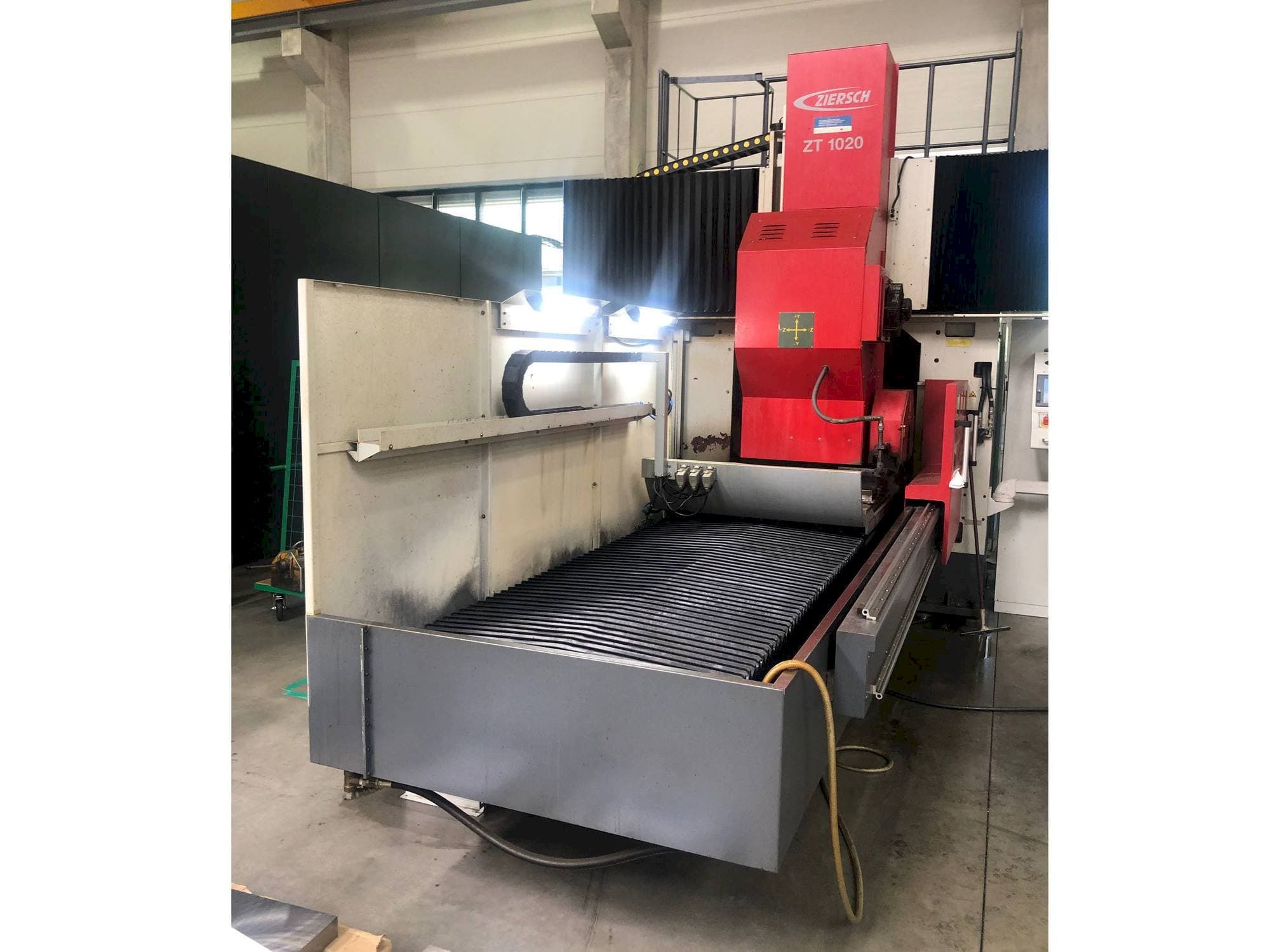 Vista Frontal  da Ziersch ZT 1020  máquina