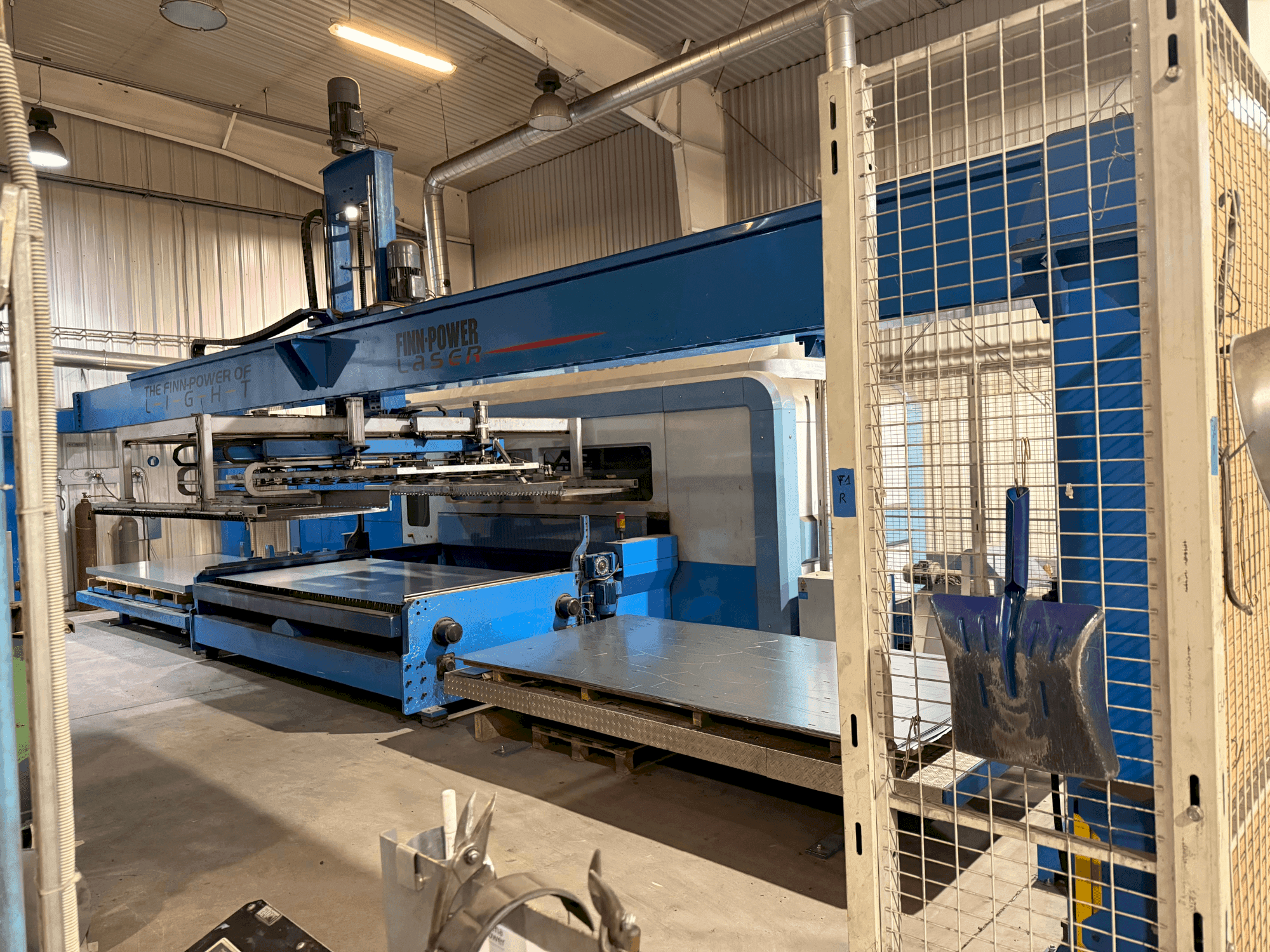 Vista Frontal  da Finn-Power FPL6-BL  máquina