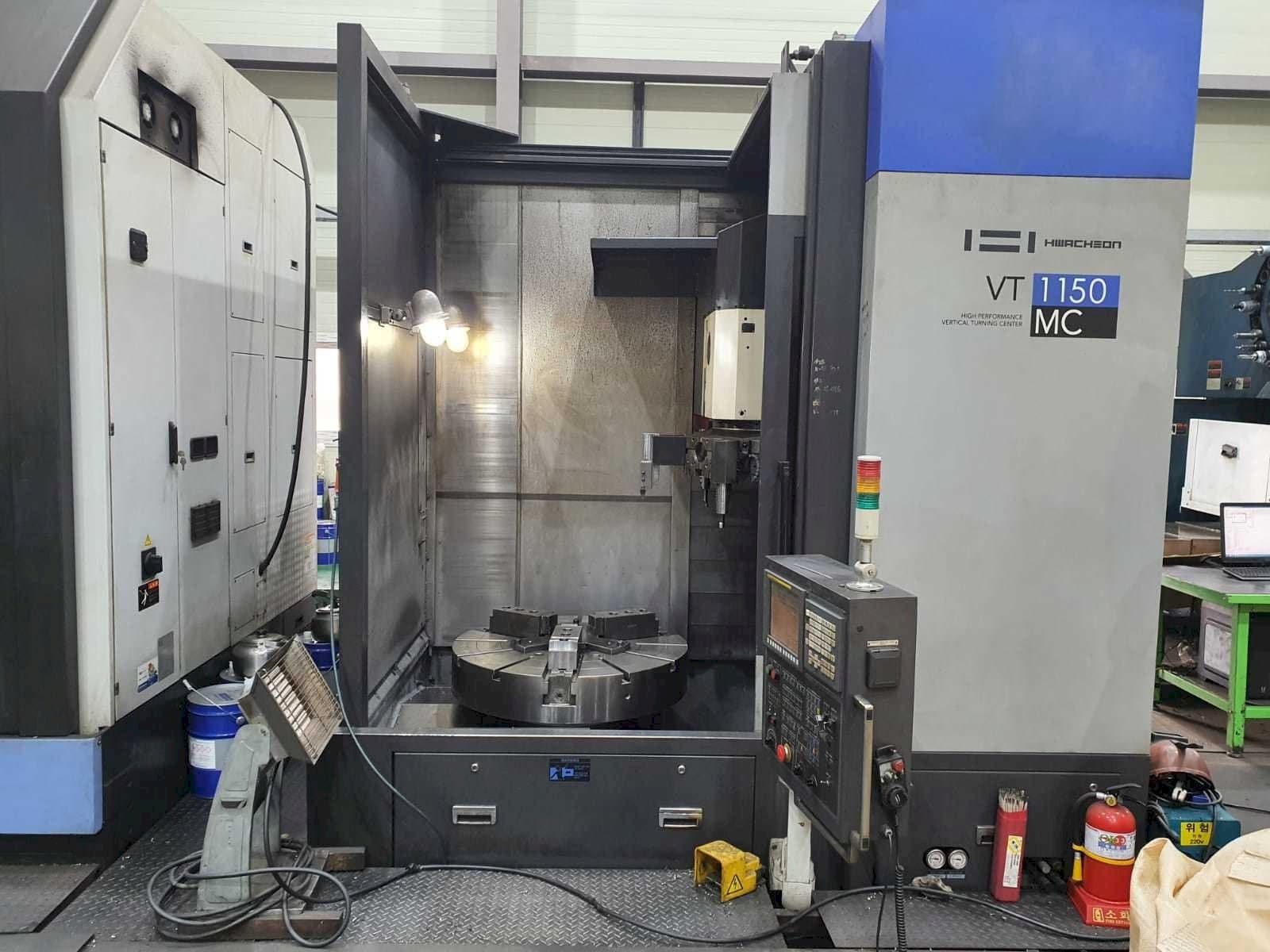 Vista Frontal  da HWACHEON VT 1150 MC  máquina