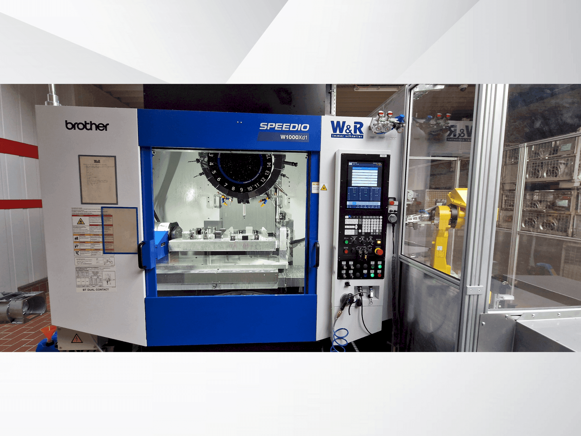 Vista Frontal  da Brother Speedio W1000Xd1  máquina