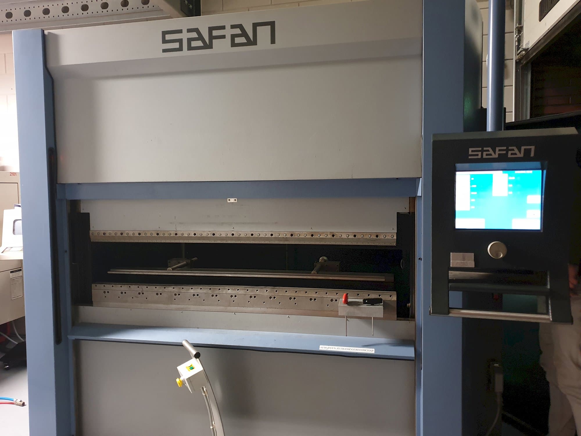 Vista Frontal  da Safan SMK 32-K-1600  máquina