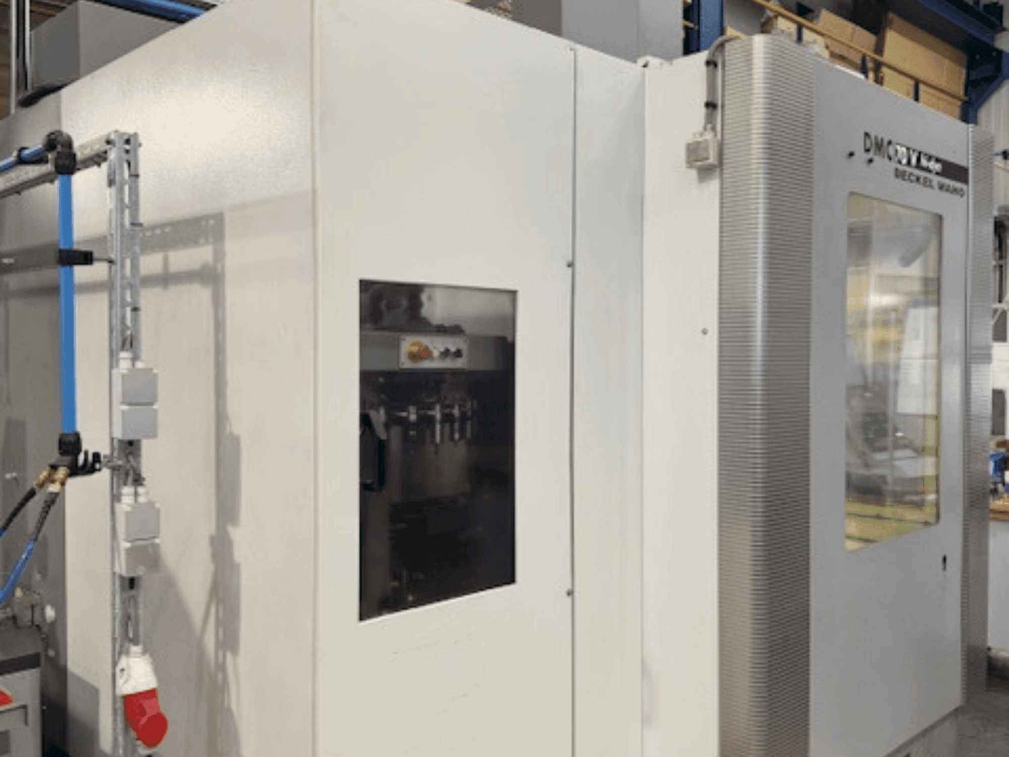 Vista Frontal  da DECKEL MAHO DMC 70V Hi-Dyn  máquina