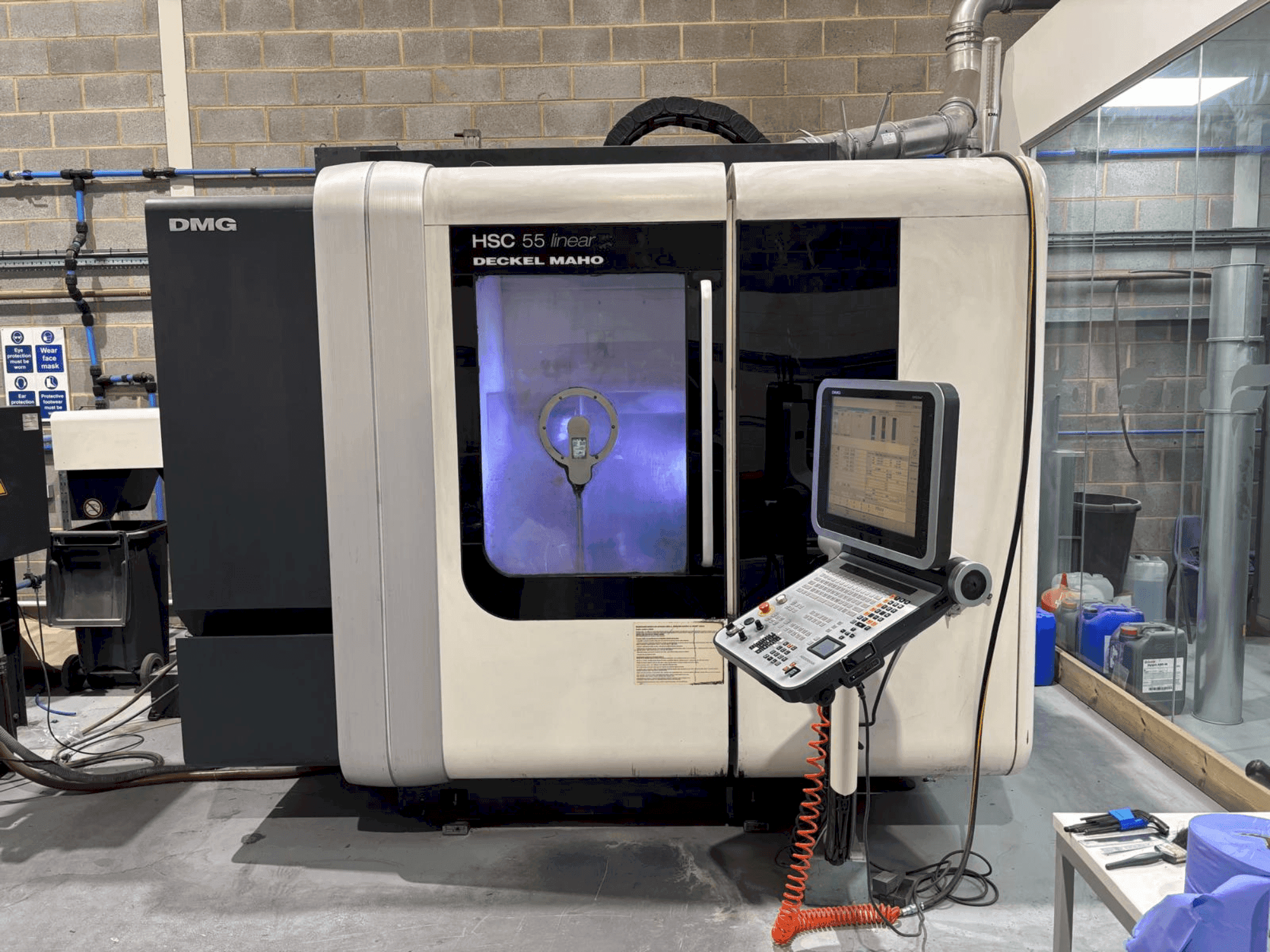 Vista Frontal  da DMG DECKEL MAHO HSC 55 linear  máquina