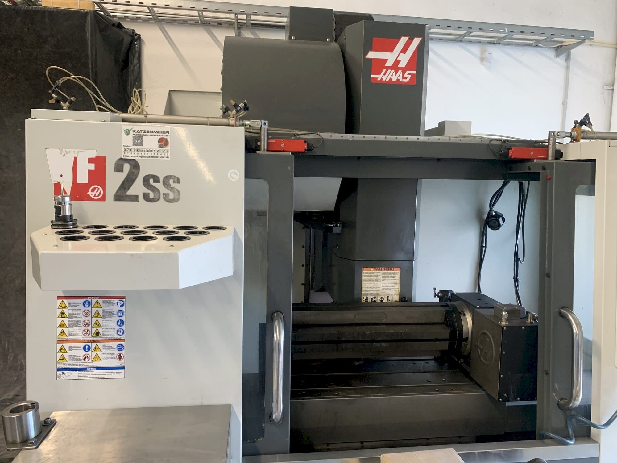 Vista Frontal  da HAAS VF-2SS  máquina