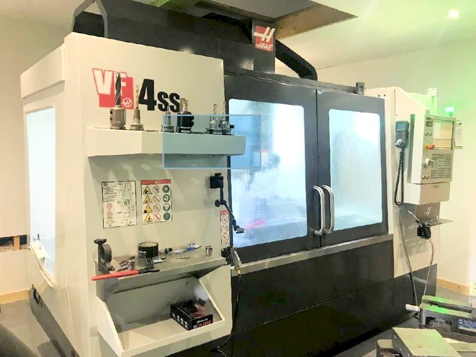 Vista Frontal  da HAAS VF-4SS  máquina