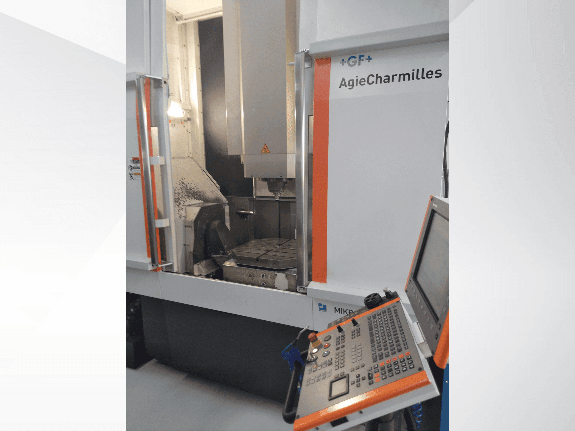 Vista Frontal  da MIKRON UCP 800 Duro  máquina