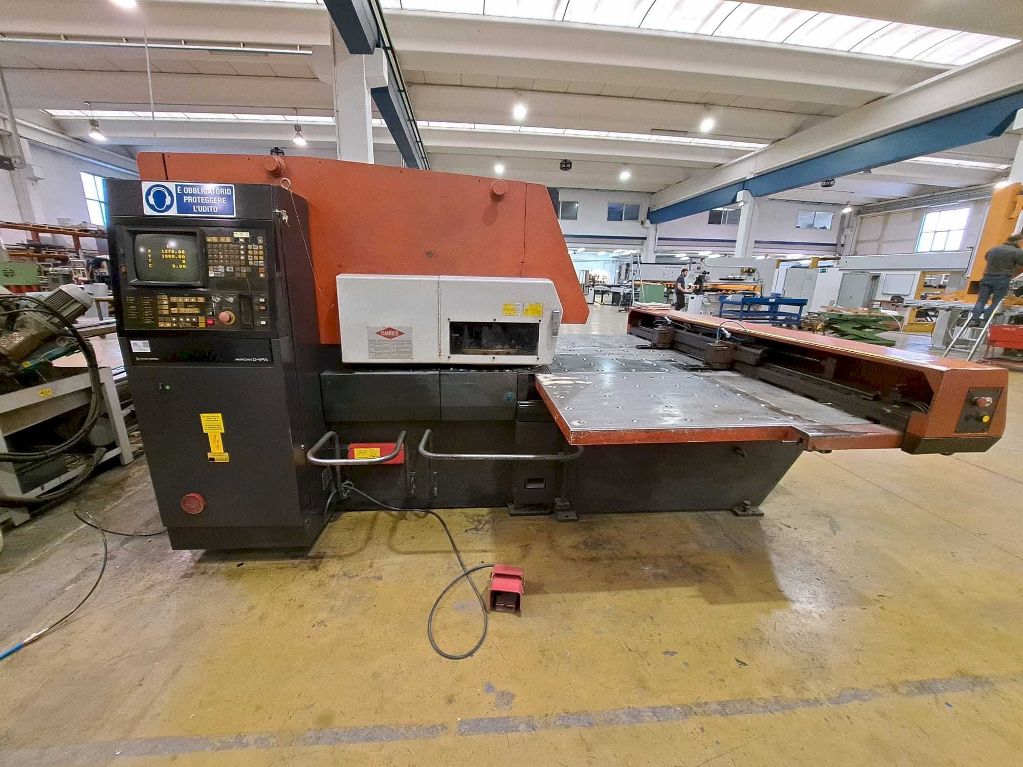 Vista Frontal  da AMADA ARIES 245  máquina