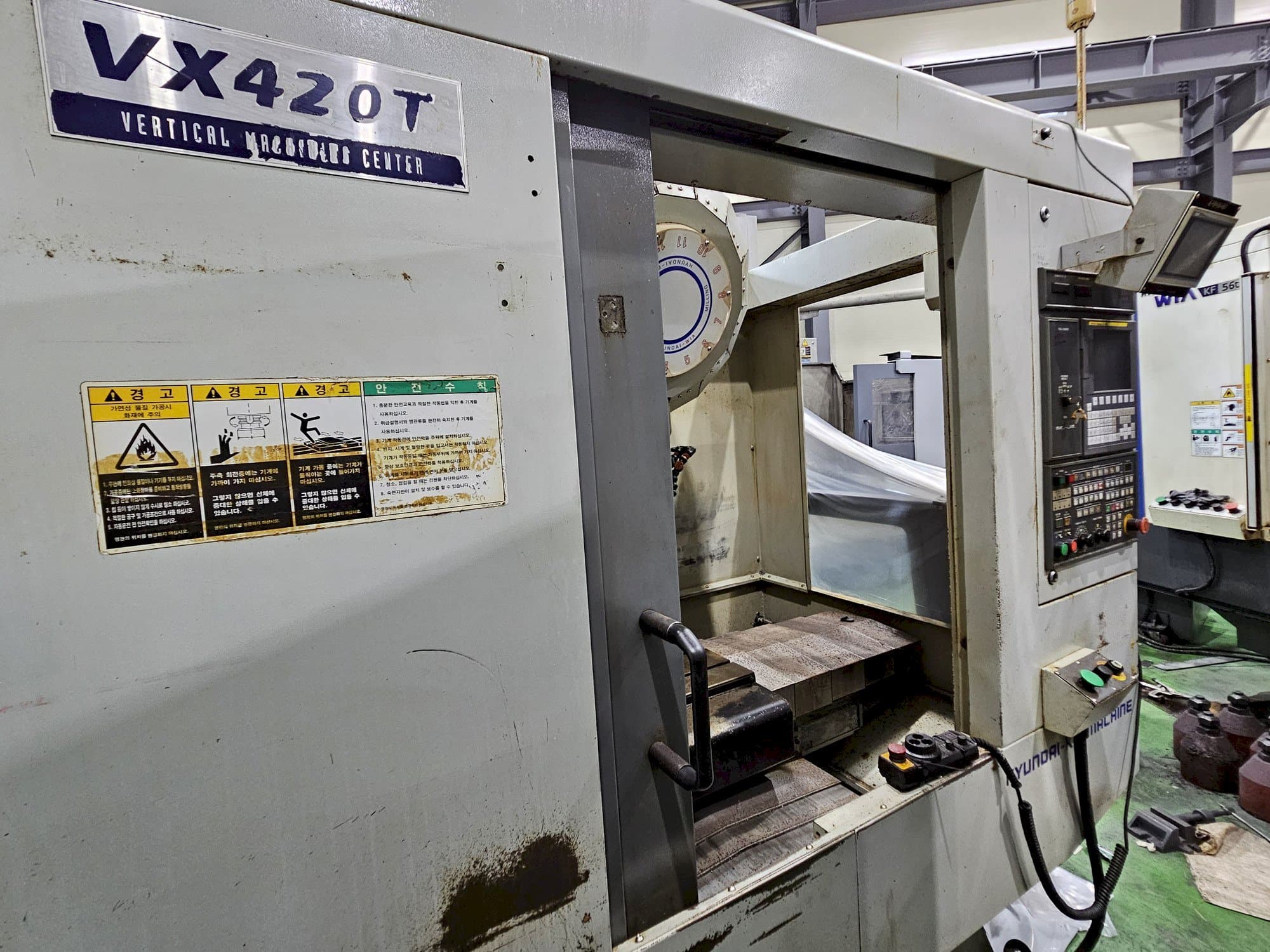 Vista Frontal  da Hyundai Wia VX420T  máquina