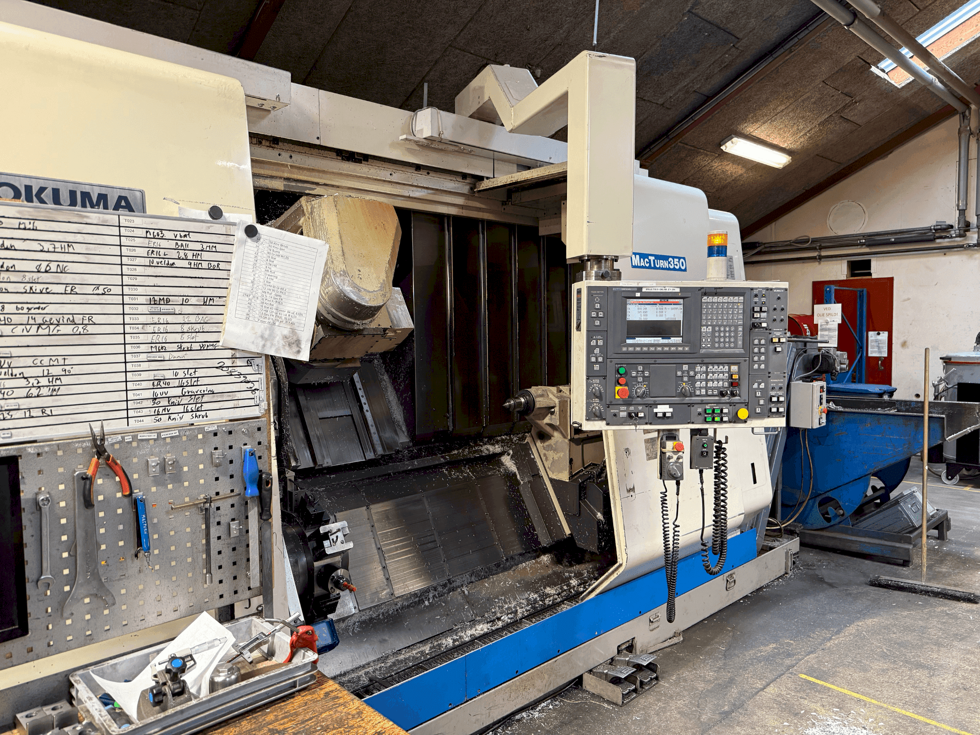 Vista Frontal  da Okuma MacTurn 350  máquina