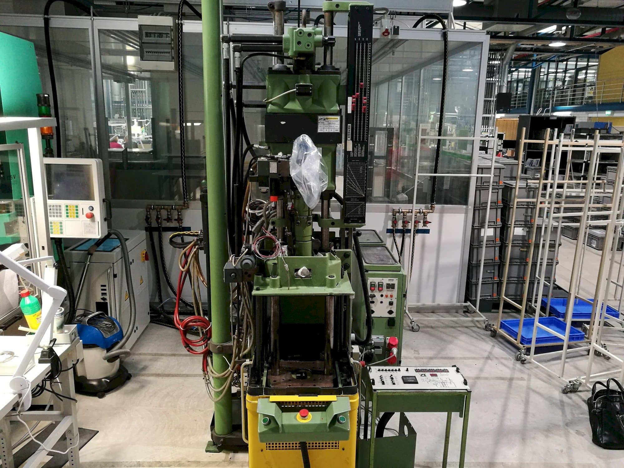 Vista Frontal  da Arburg 221-75-350  máquina