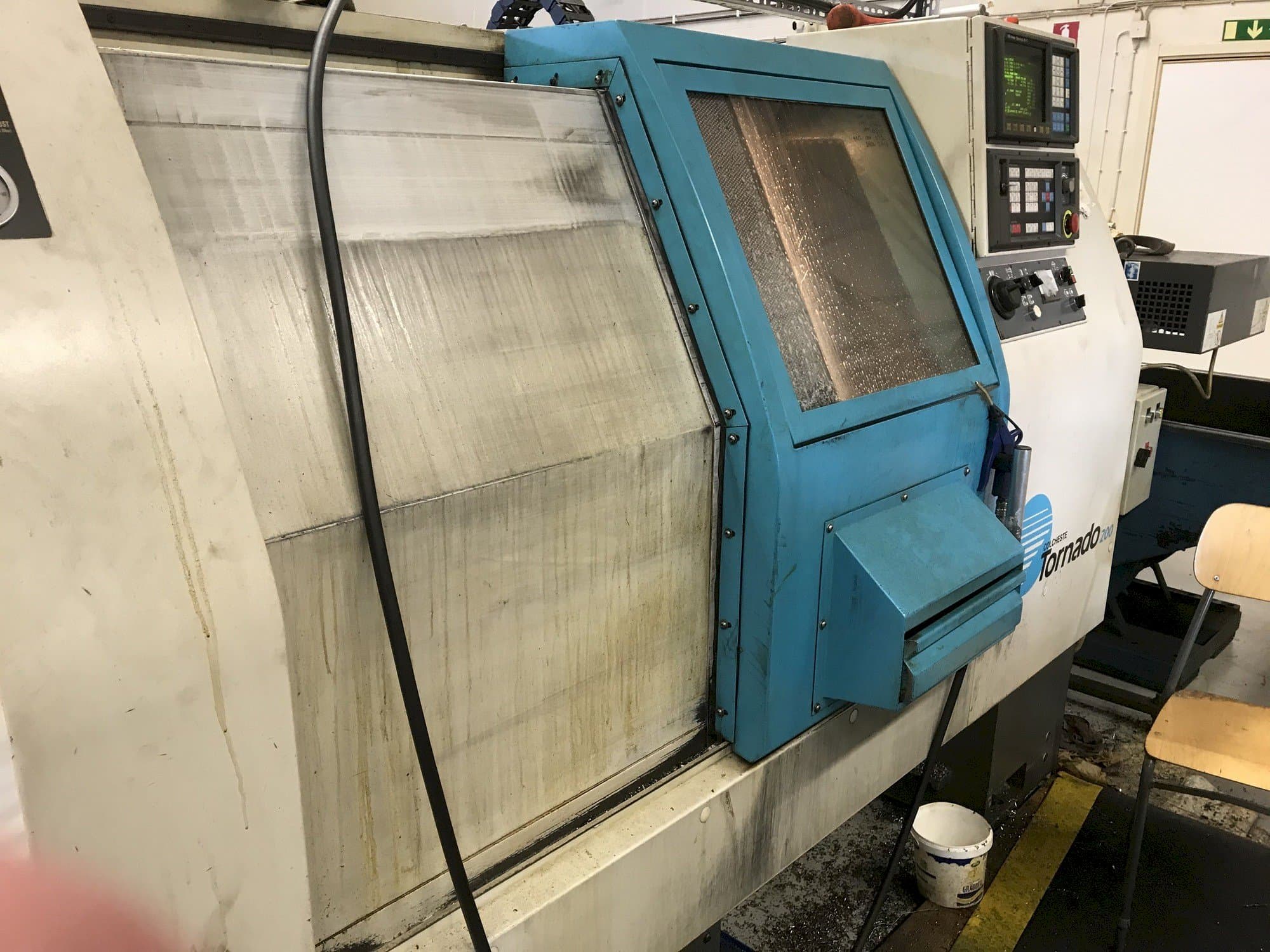 Vista Frontal  da Colchester Tornado 200  máquina