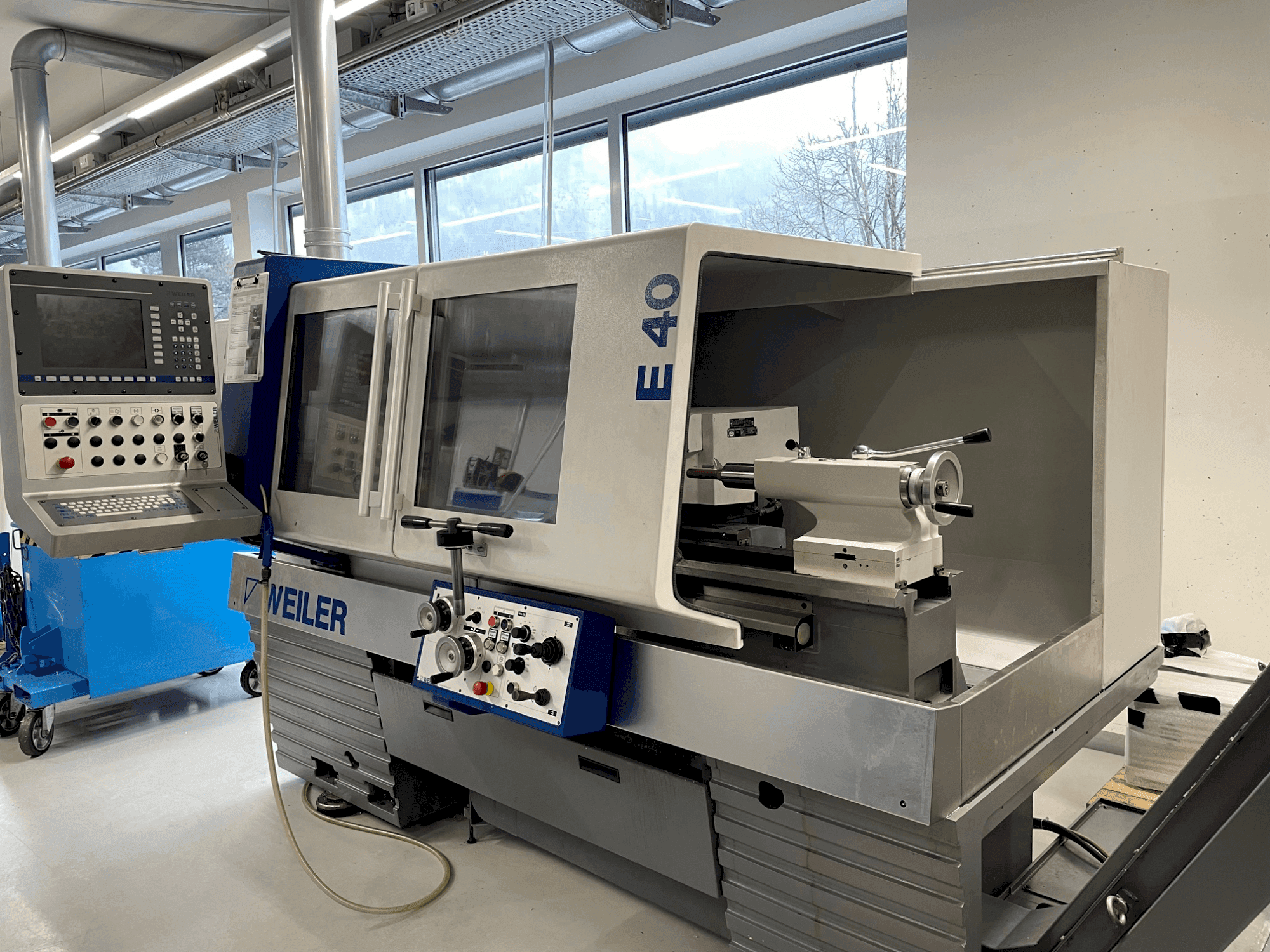 Vista Frontal  da Weiler E 40 x 1000  máquina