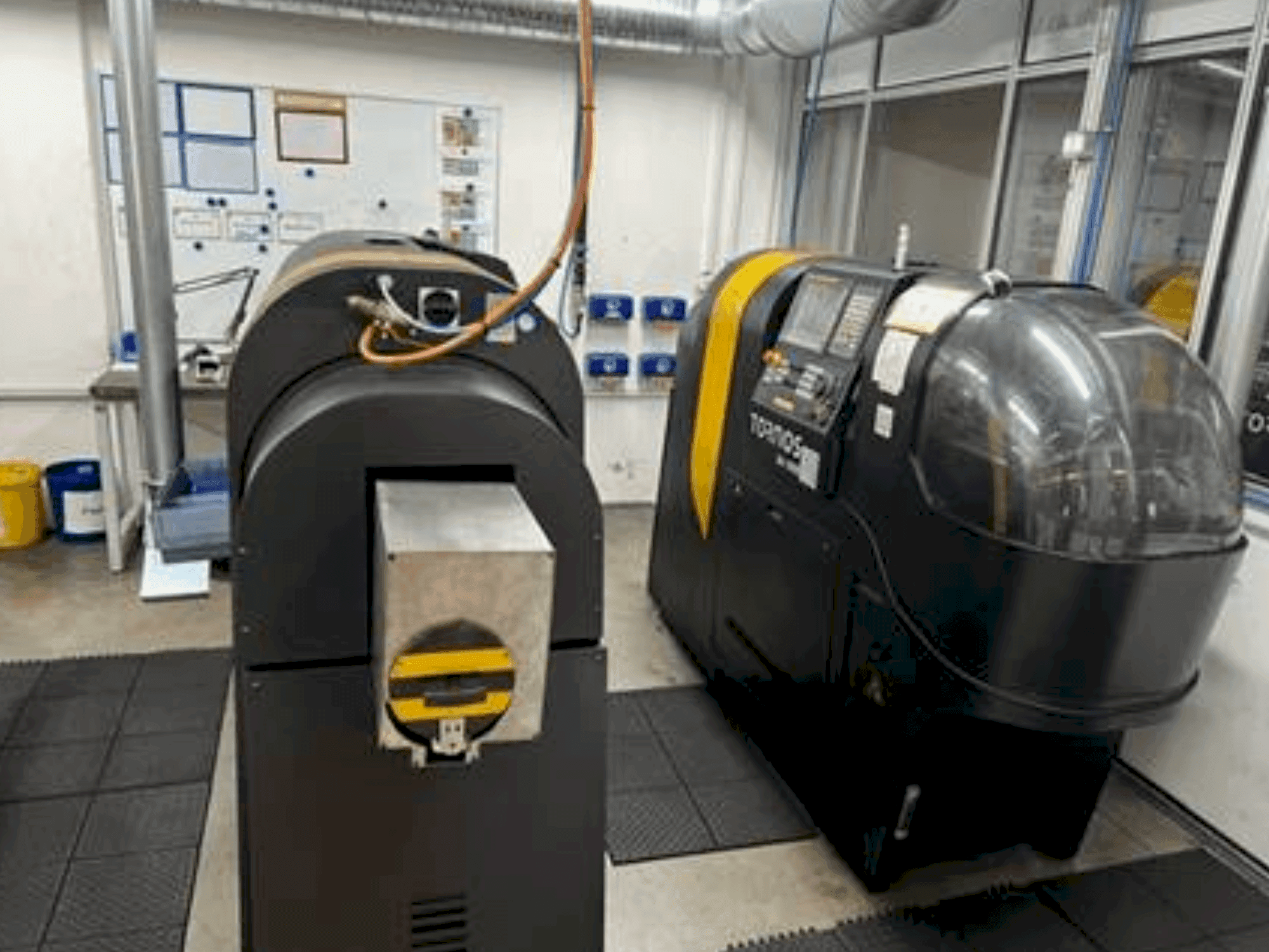 Vista Frontal  da TORNOS BA 1008  máquina