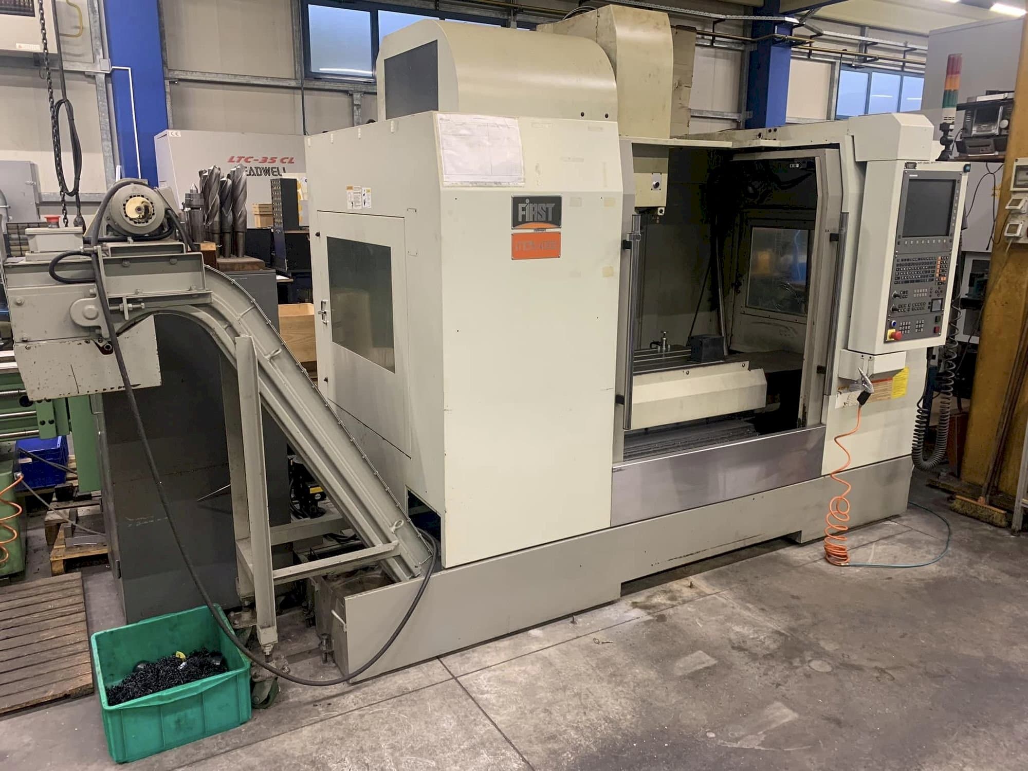 Vista Frontal  da FIRST MCV 1000  máquina