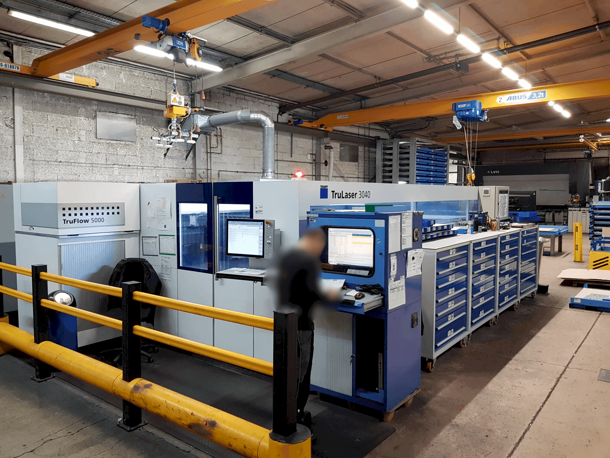 Vista Frontal  da TRUMPF TruLaser 3040 5kW CO2  máquina