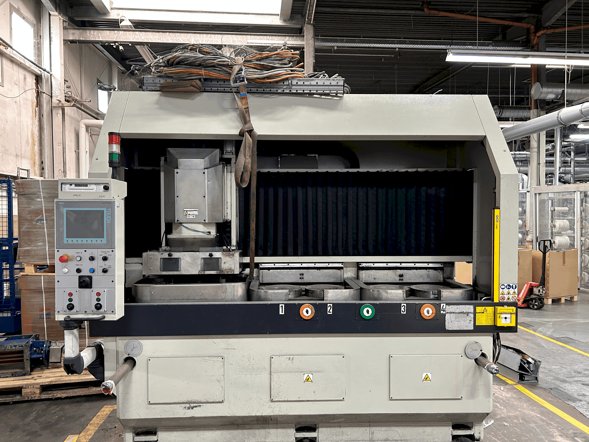 Vista Frontal  da Lodi VHP 300 4T CN  máquina