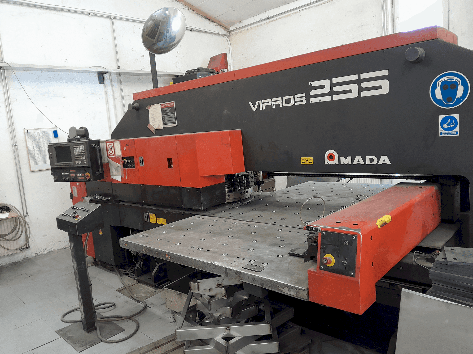 Vista Frontal  da AMADA Vipros 255  máquina