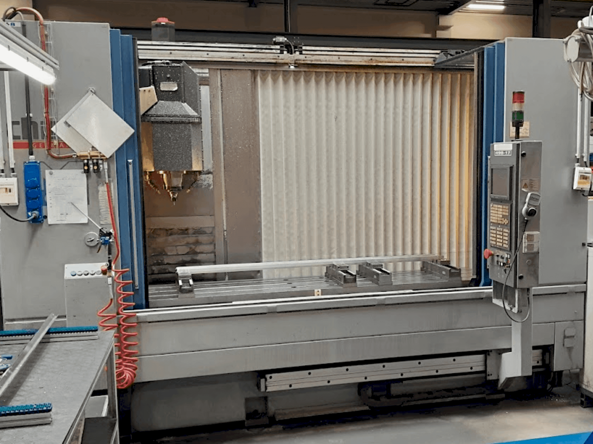 Vista Frontal  da CHIRON MILL 2000  máquina