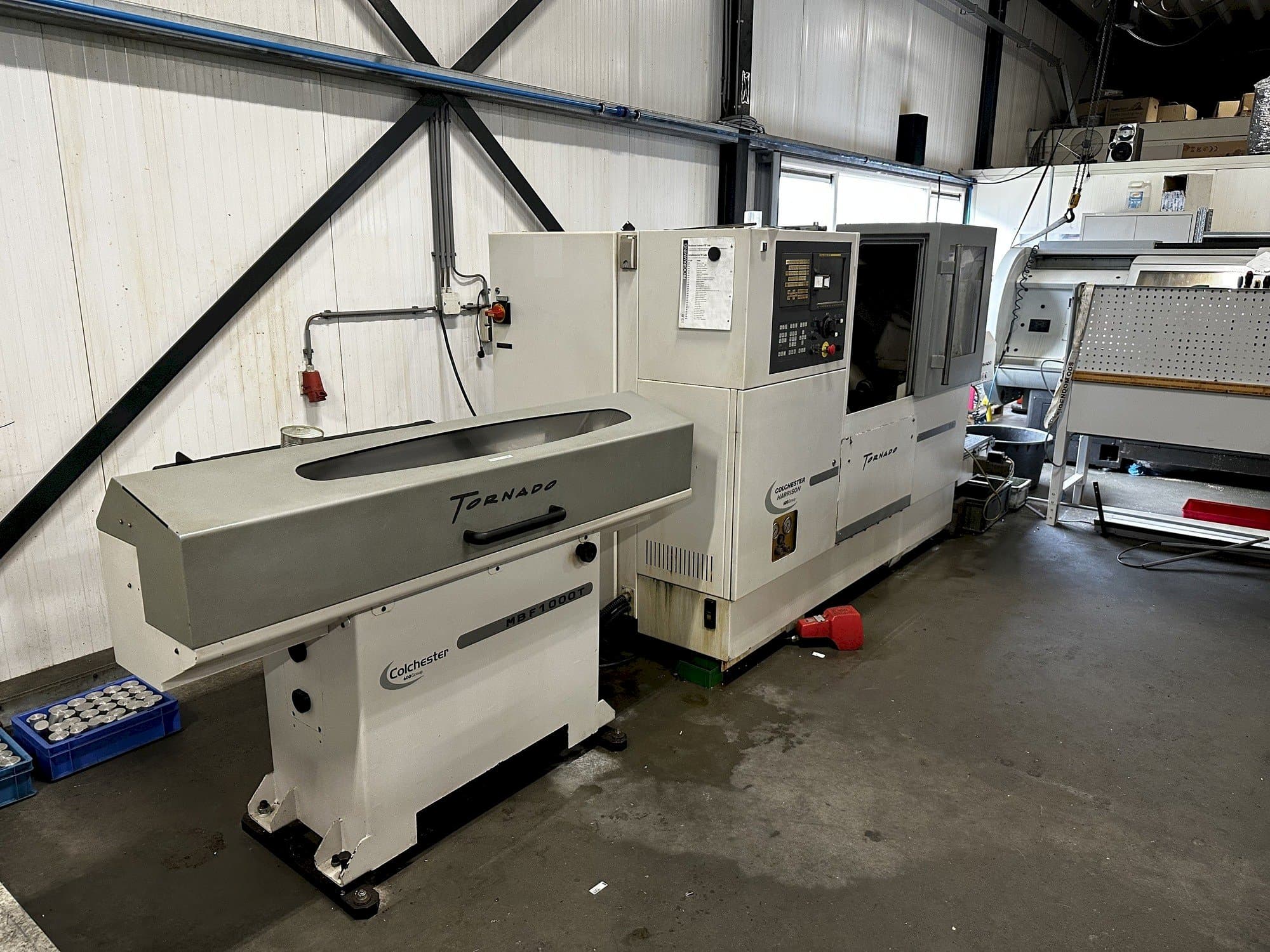 Vista Frontal  da Colchester Tornado T2  máquina