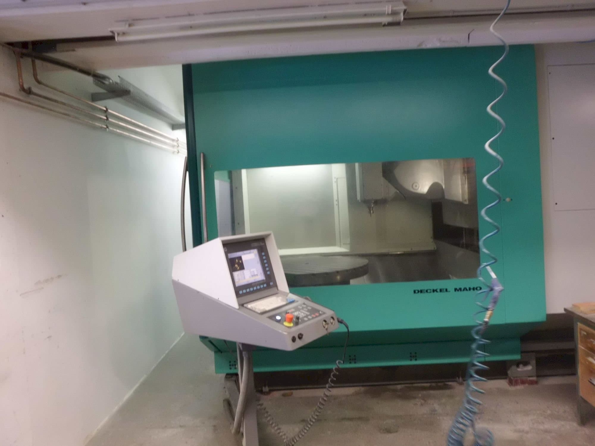 Vista Frontal  da DECKEL MAHO DMU 125 P  máquina