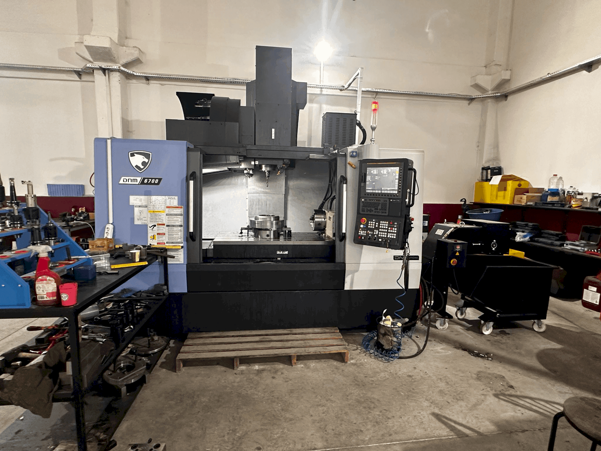 Vista Frontal  da DN SOLUTIONS Puma DNM 6700  máquina