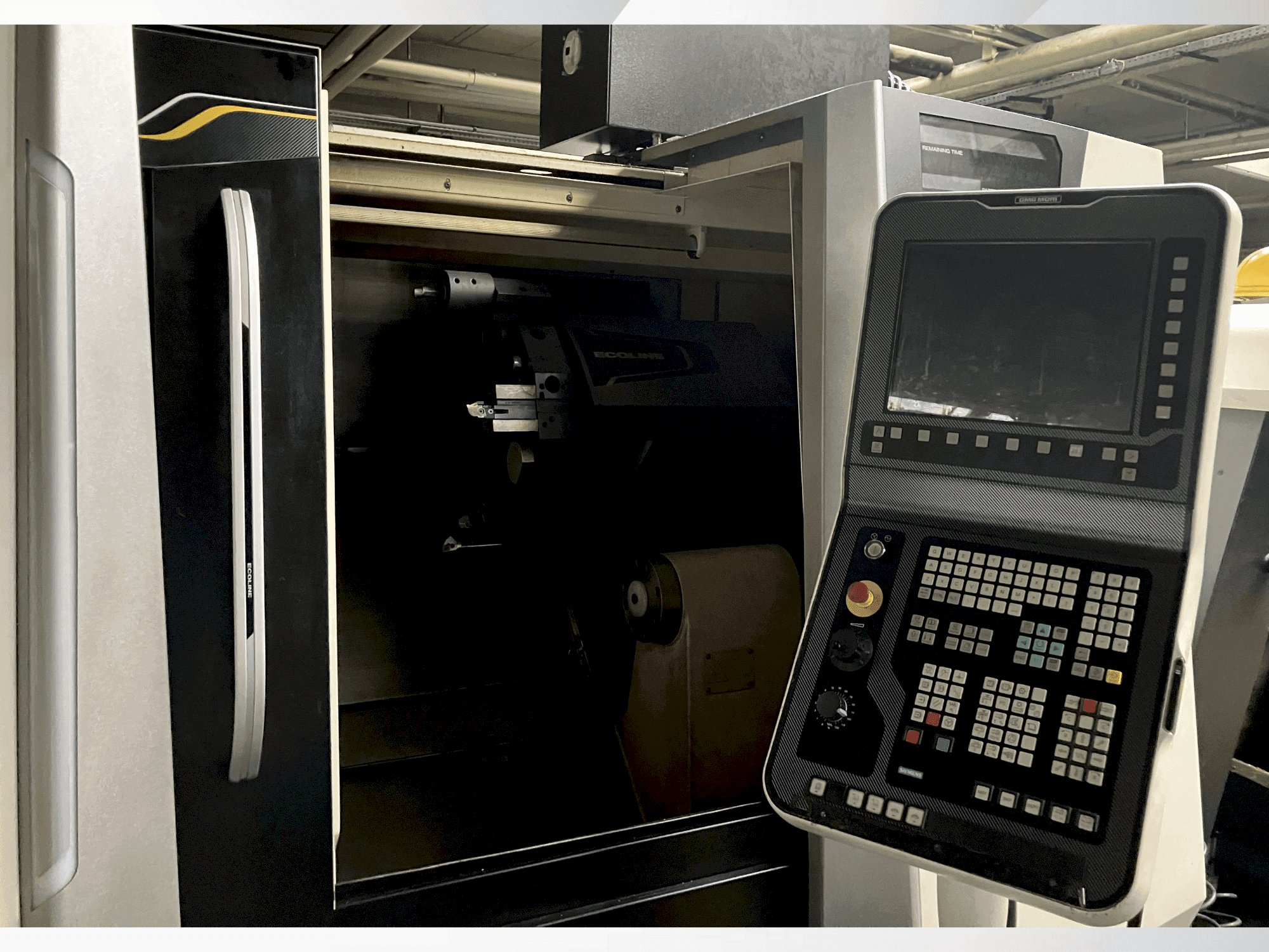 Vista Frontal  da DMG MORI ecoTurn 450 V1  máquina