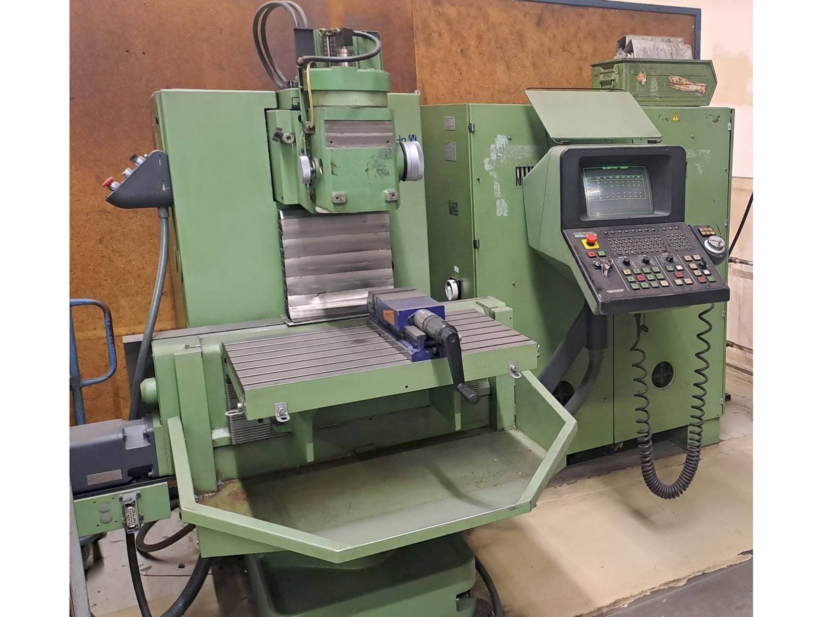 Vista Frontal  da DECKEL FP3NC  máquina