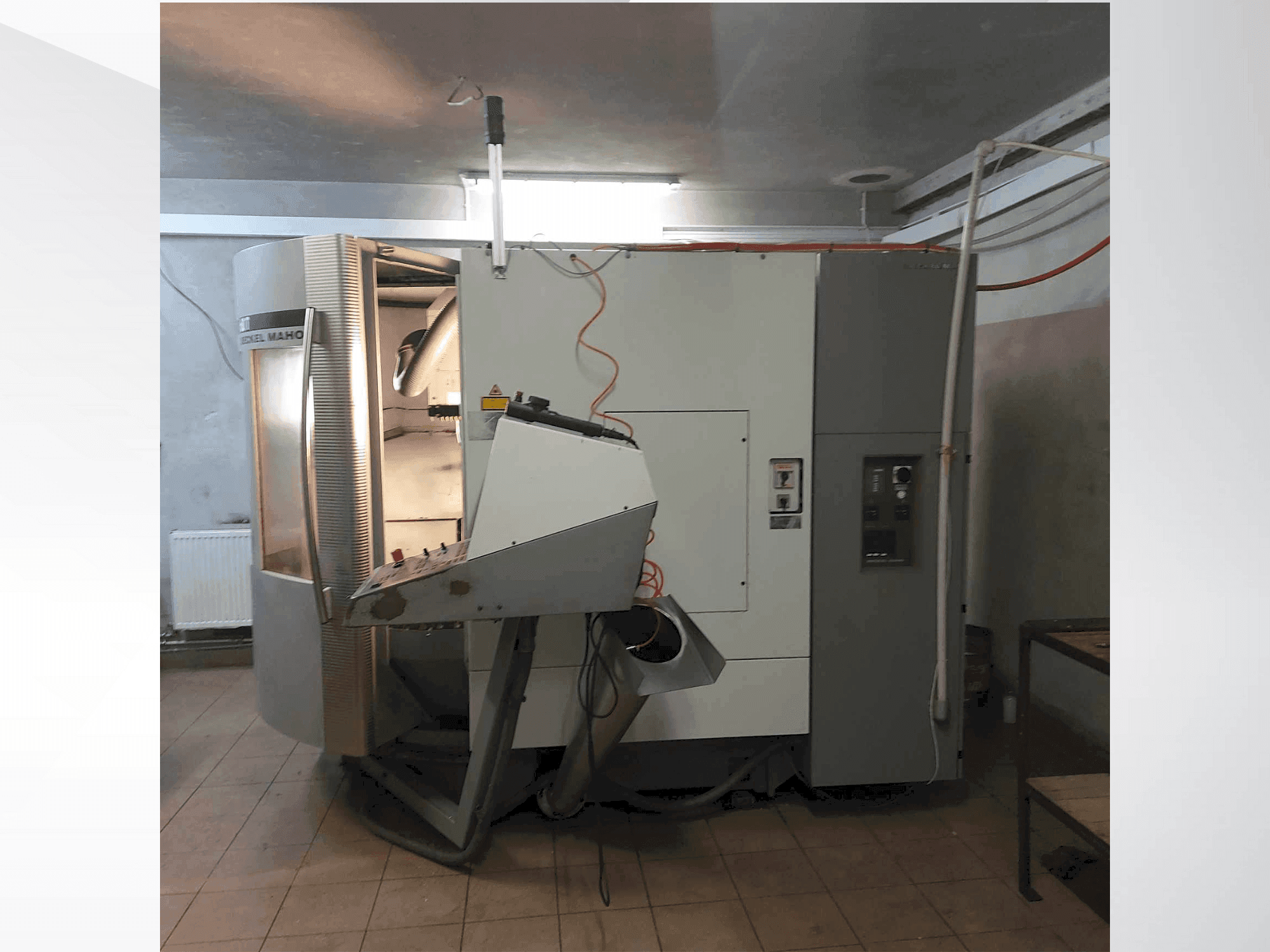 Vista Frontal  da DECKEL MAHO DMU 60 T  máquina