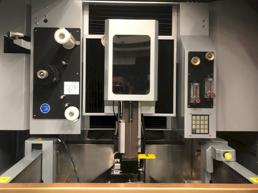 Vista Frontal da EROWA Robot Compact 80 máquina