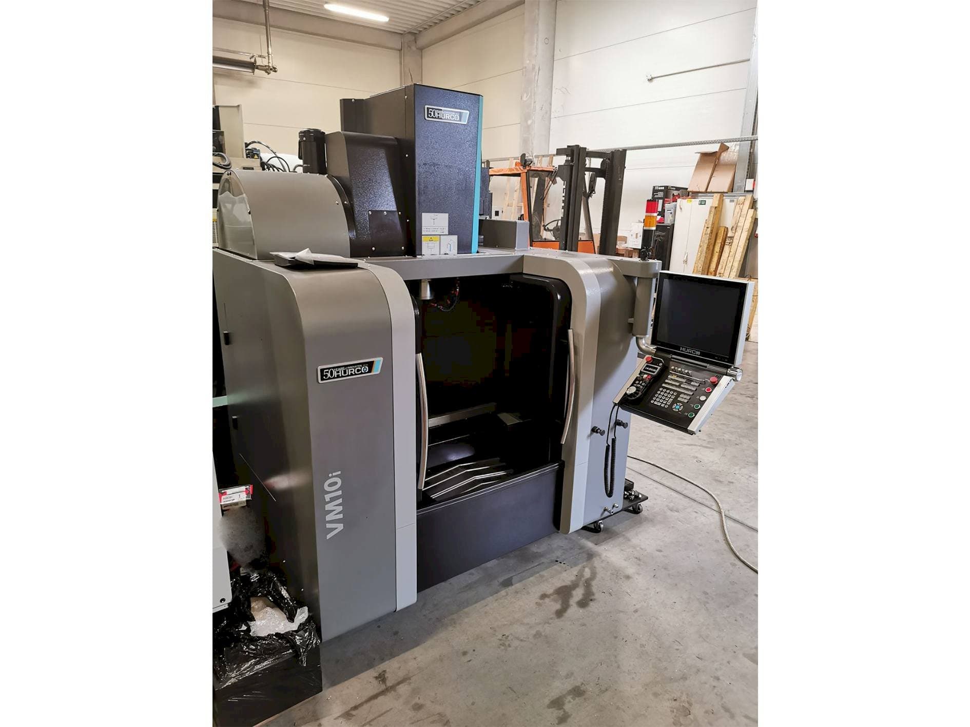 Vista Frontal  da Hurco VM 10i  máquina