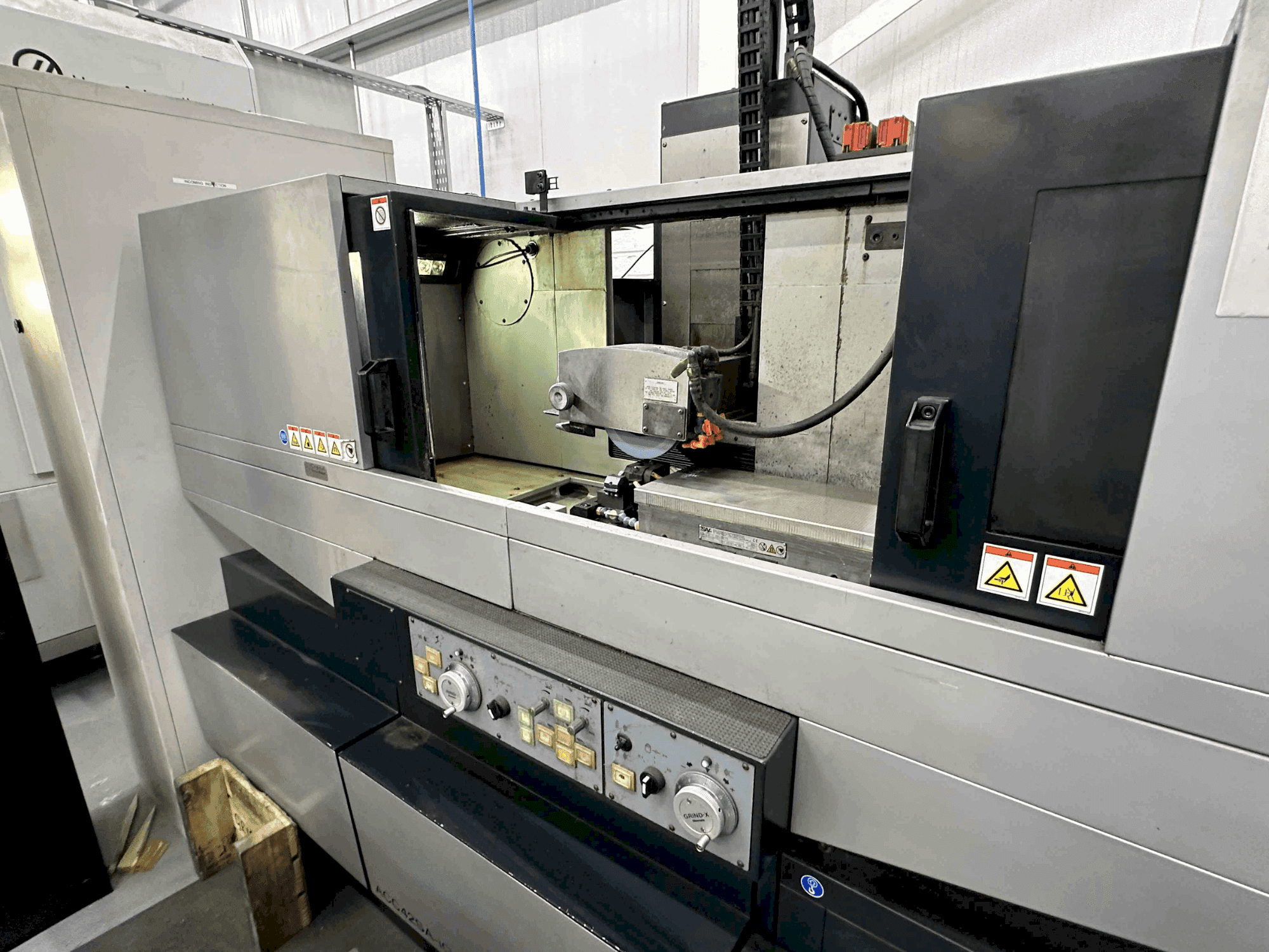 Vista Frontal  da OKAMOTO Grind-X ACC 42SAiQ  máquina