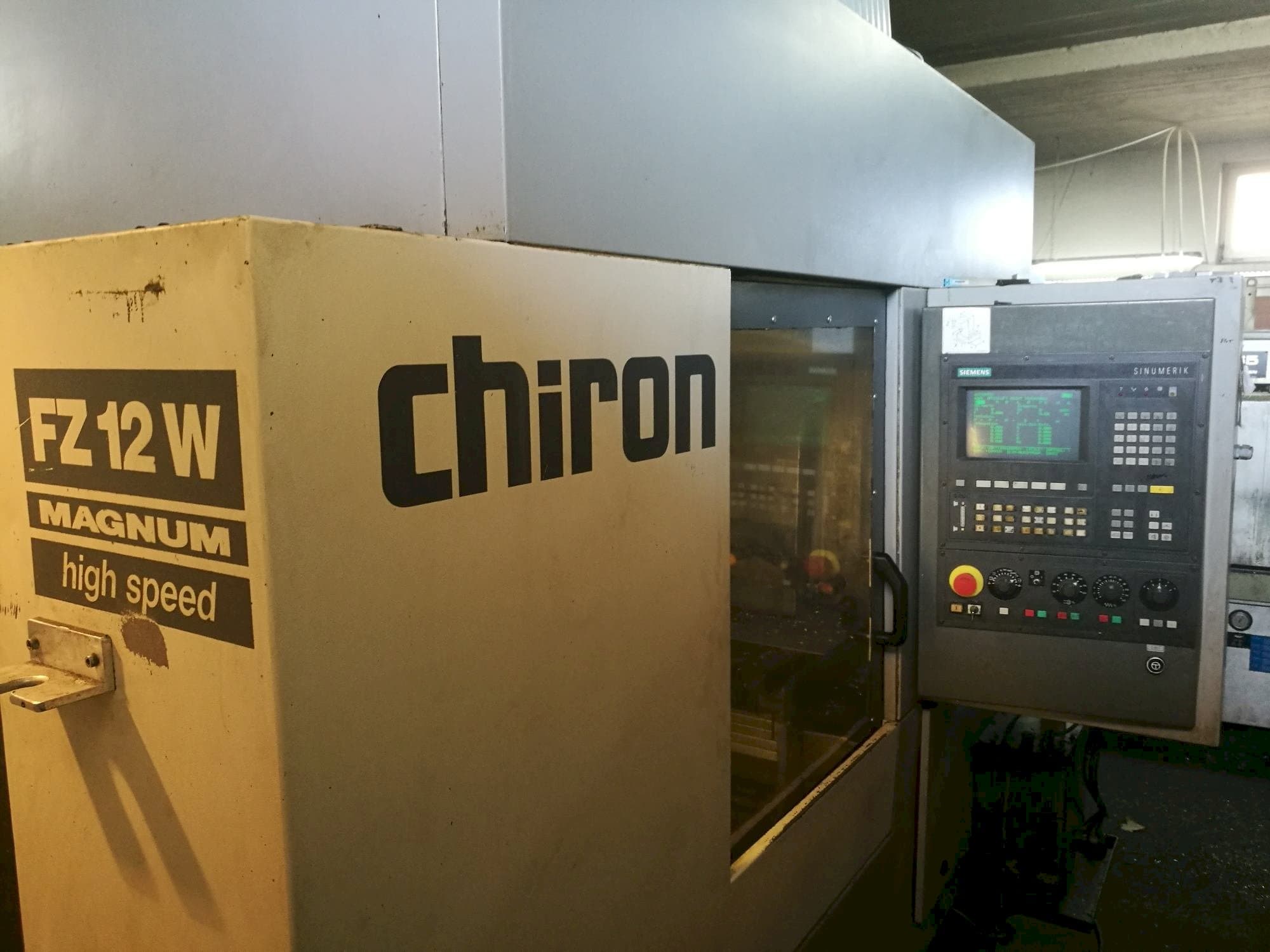 Vista Frontal  da CHIRON FZ 12 W Magnum  máquina